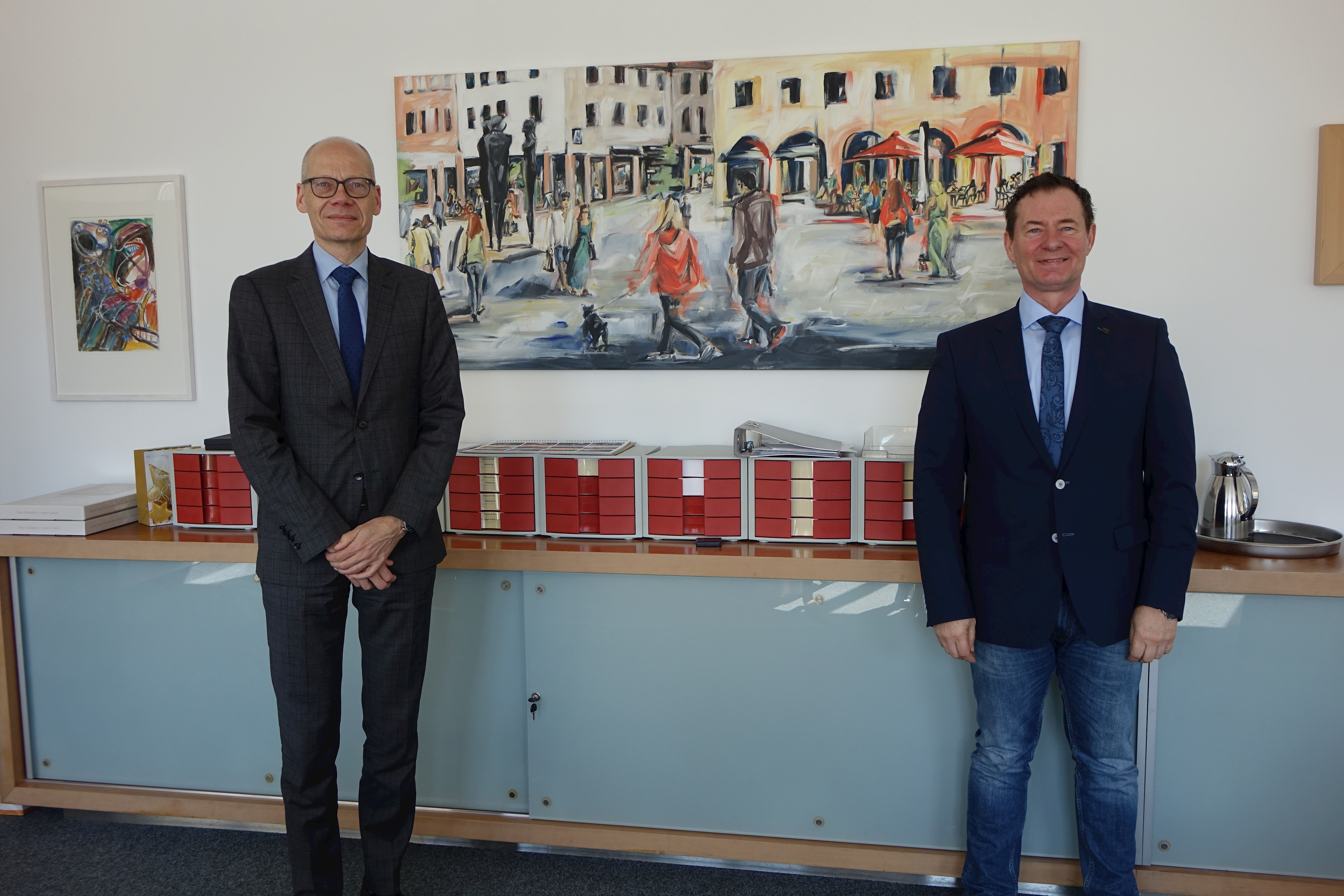 v. li.: Prof. Dr. Niels Oberbeck, Oberbürgermeister Thomas Thumann (Masken wurden für das Foto abgenommen)
Foto: Martina Hösch/Stadt Neumarkt Leider haben wir keinen Alternativtext zu diesem Bild, aber wir arbeiten daran.