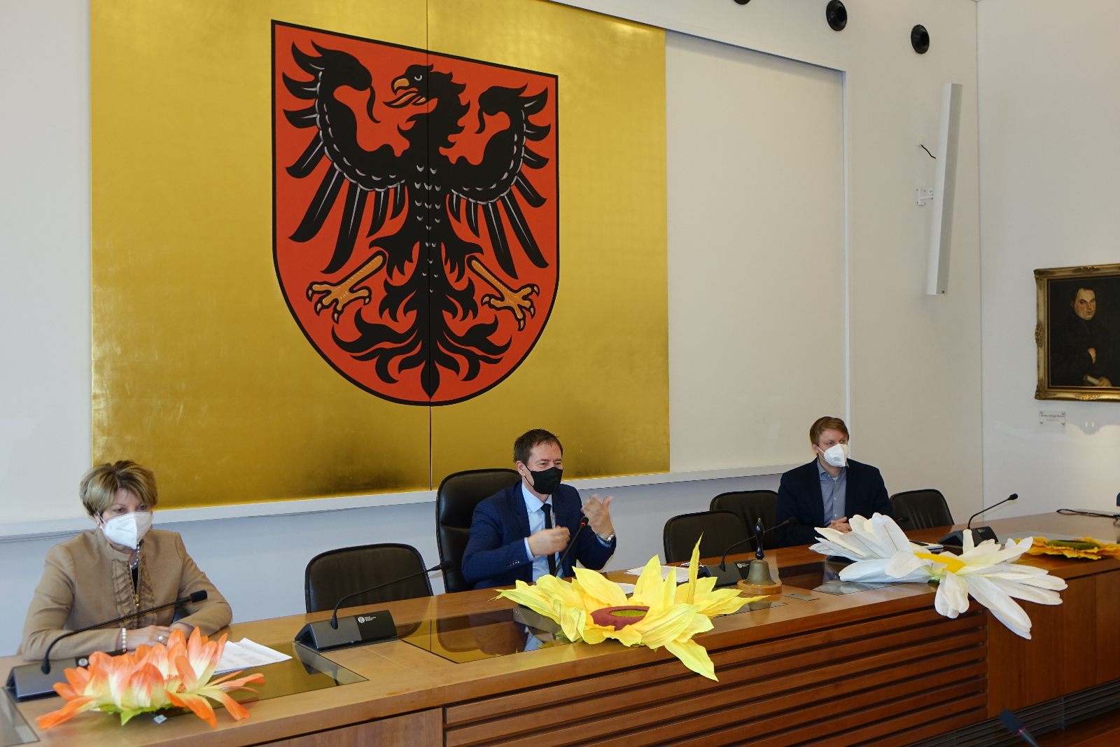 Vorstellung der vielfältigen Aktionen für die Belebung der Innenstadt im April 2021, zu der auch der Dankeschön Zehner gehört
Gerlinde Wanke, Oberbürgermeister Thomas Thumann und Christian Eisner
Foto: Dr. Franz Janka/Stadt Neumarkt Leider haben wir keinen Alternativtext zu diesem Bild, aber wir arbeiten daran.
