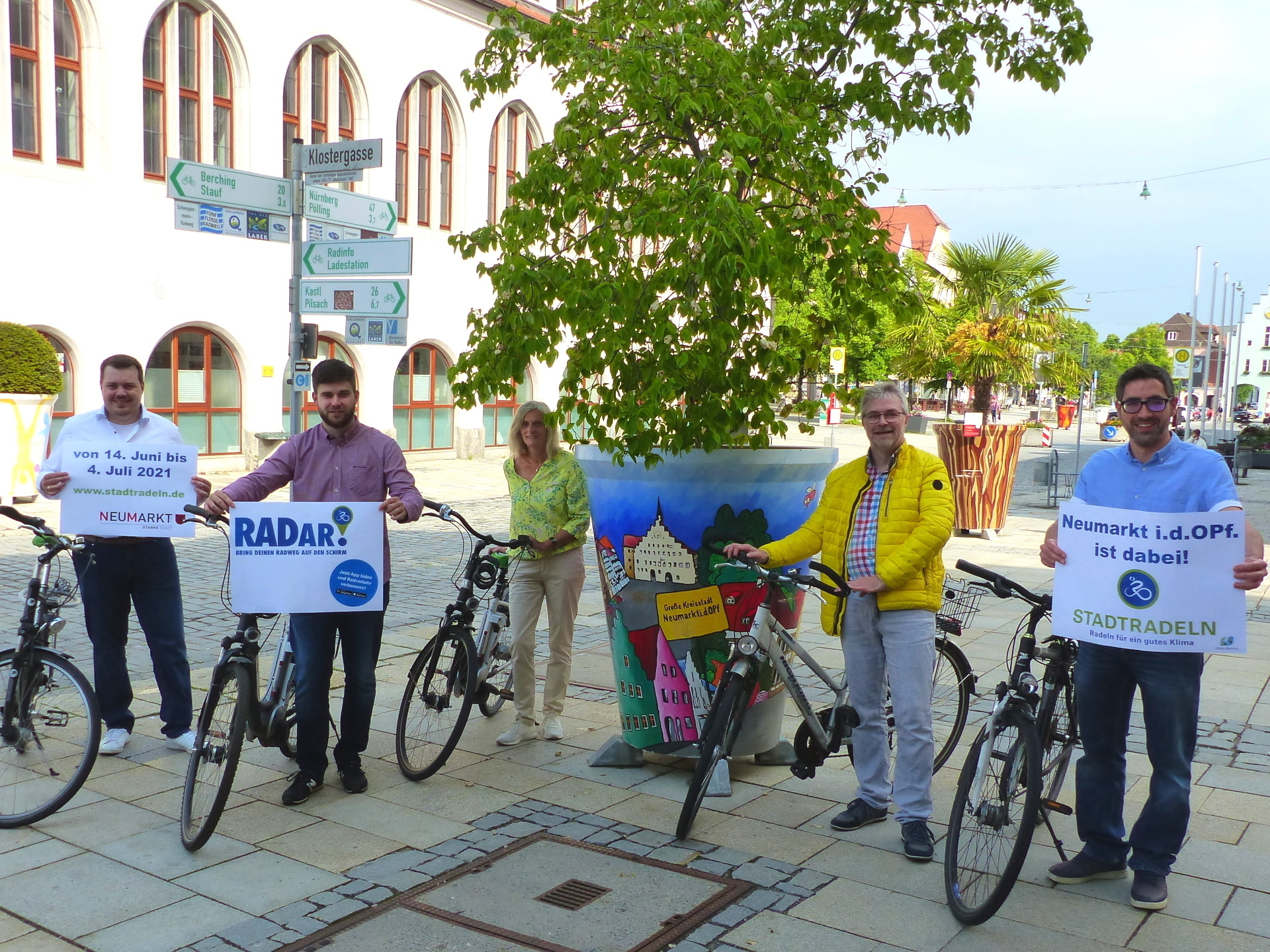 Sebastian Schauer, Felix Mühlbauer, Anita Dengel, Herbert Meier und Hidir Altinok stellten die Aktion vor
Foto: Joachim Hailer Leider haben wir keinen Alternativtext zu diesem Bild, aber wir arbeiten daran.
