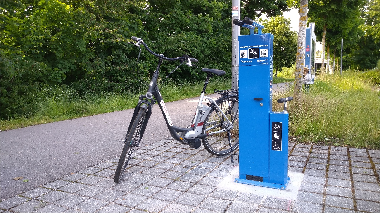 Neue Fahrrad-Service-Station am Parkplatz an der Mistelbacher Allee