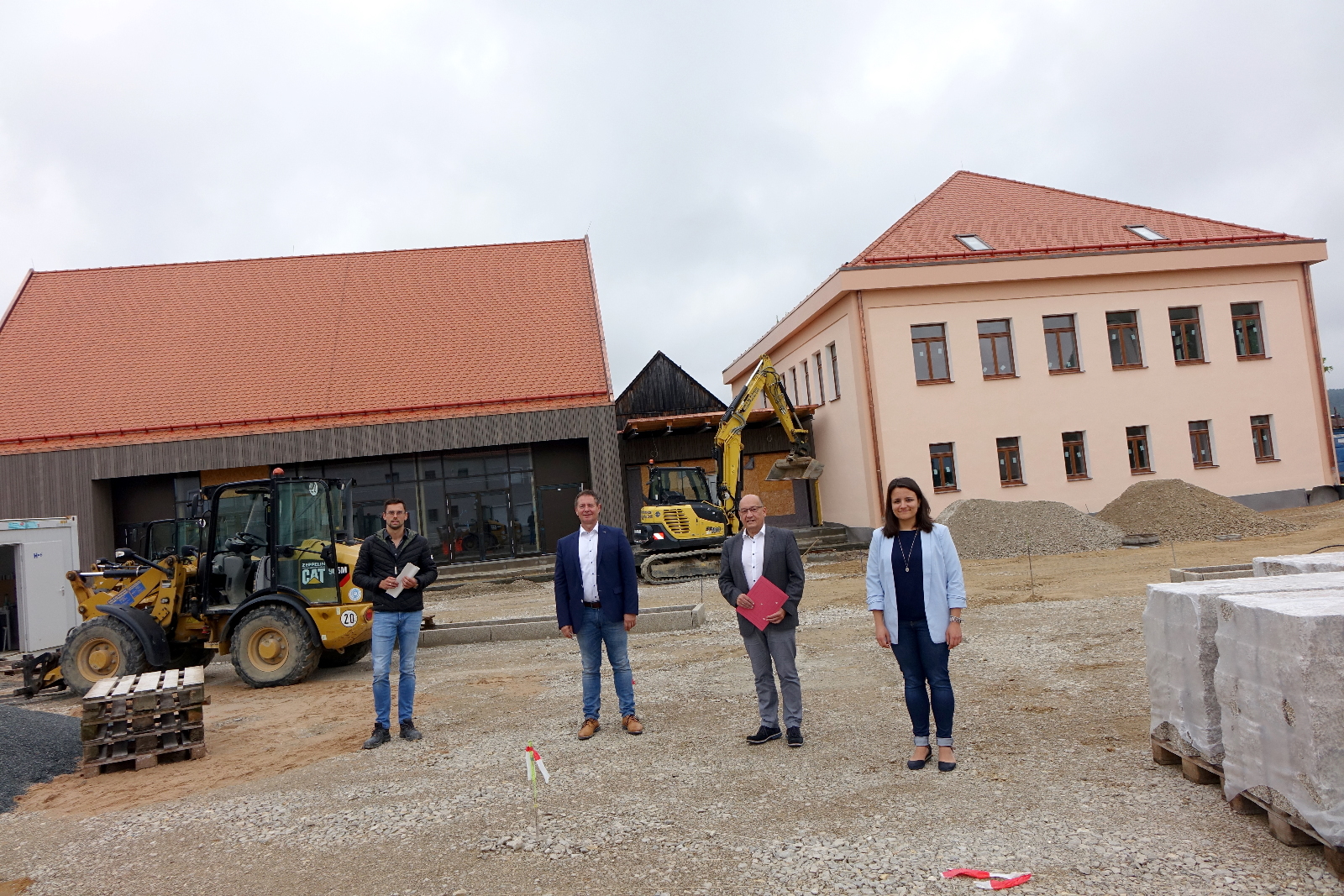 Schönes Ensemble, Von links: Patrick Heinloth, Oberbürgermeister Thomas Thumann, Roland Feierle, Anna Lehrer Leider haben wir keinen Alternativtext zu diesem Bild, aber wir arbeiten daran.