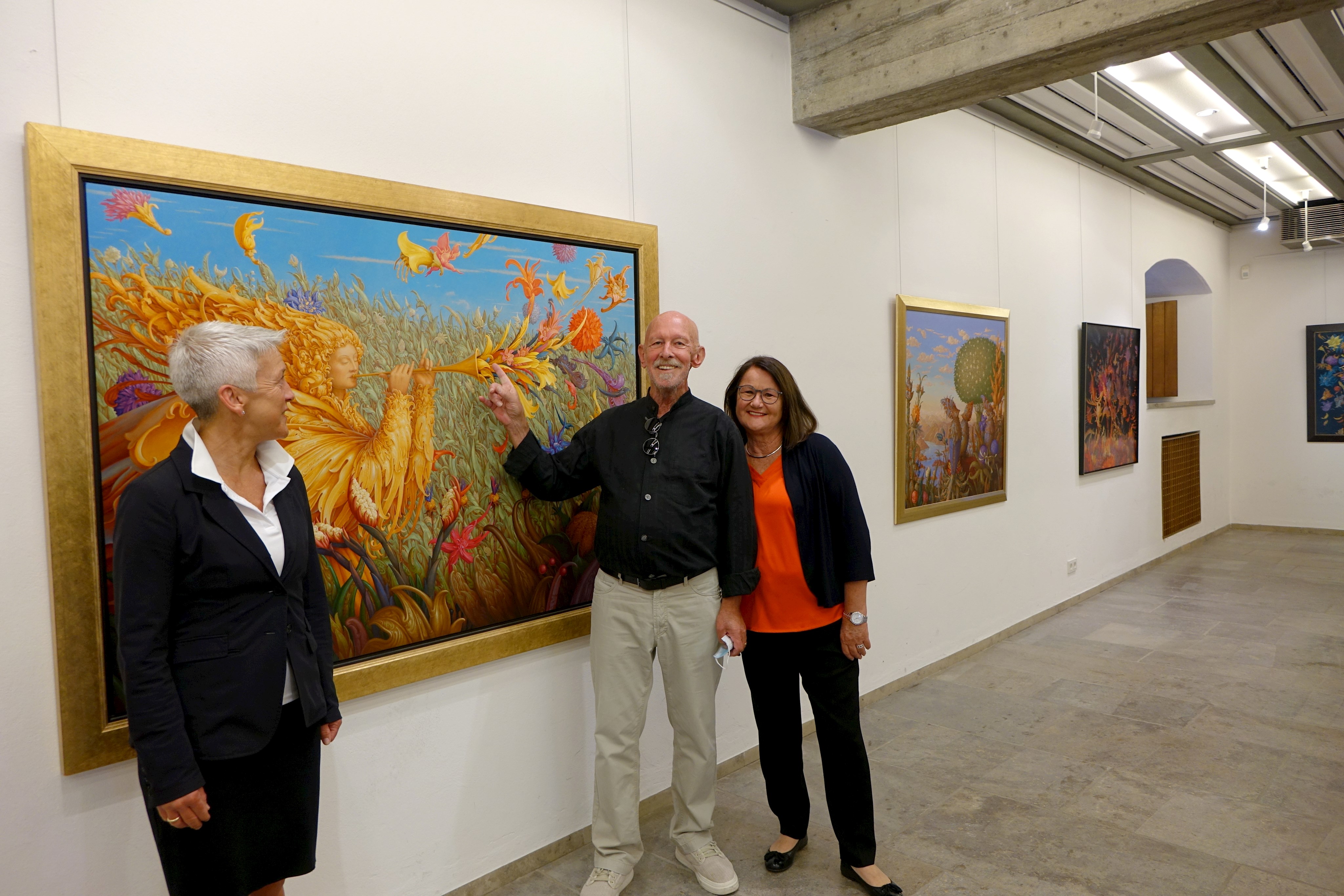 Ausstellung von Wolfgang Harms, Von links Barbara Leicht, Wolfgang und Roswitha Harms
Foto: Dr. Franz Janka/Stadt Neumarkt Leider haben wir keinen Alternativtext zu diesem Bild, aber wir arbeiten daran.