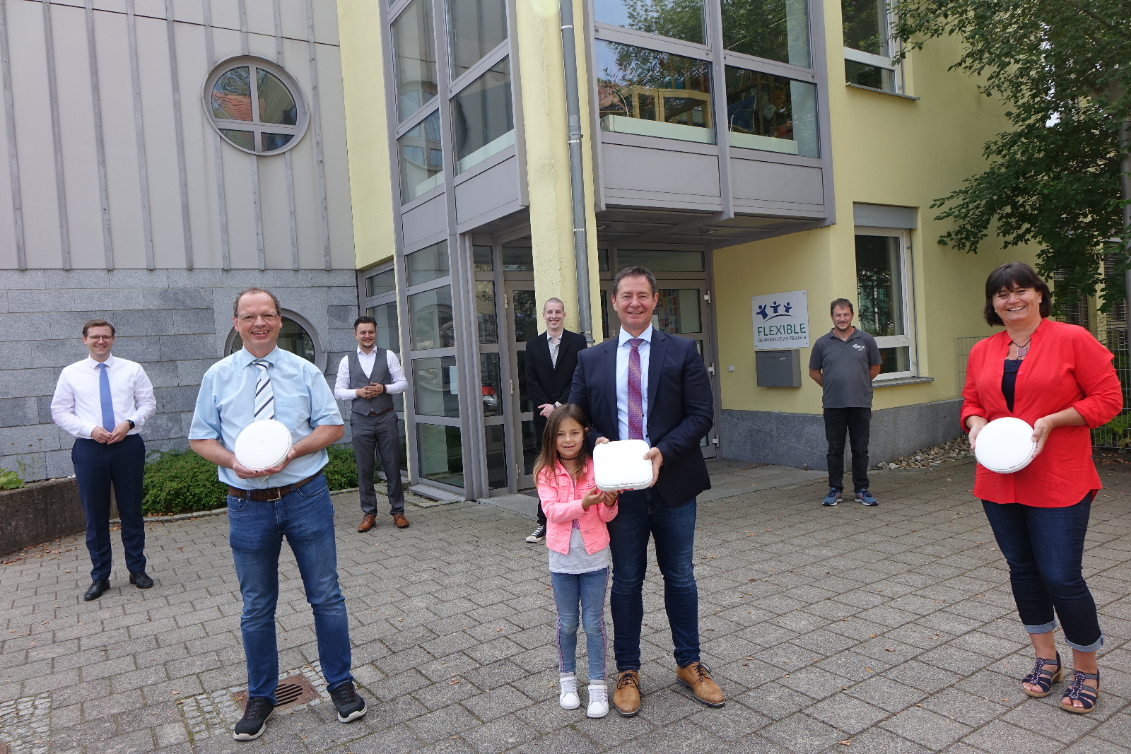 Alle Schulen der Stadt haben WLAN wie hier die Grundschule Woffenbach, darüber freuen sich (von links): Felix Elflein, Jürgen Weber, Alexis Gramaticopulos, Oberbürgermeister Thomas Thumann mit Tochter Valentina, Christian Hauner und Nicole Röder
Foto: Dr. Franz Janka/Stadt Neumarkt Leider haben wir keinen Alternativtext zu diesem Bild, aber wir arbeiten daran.