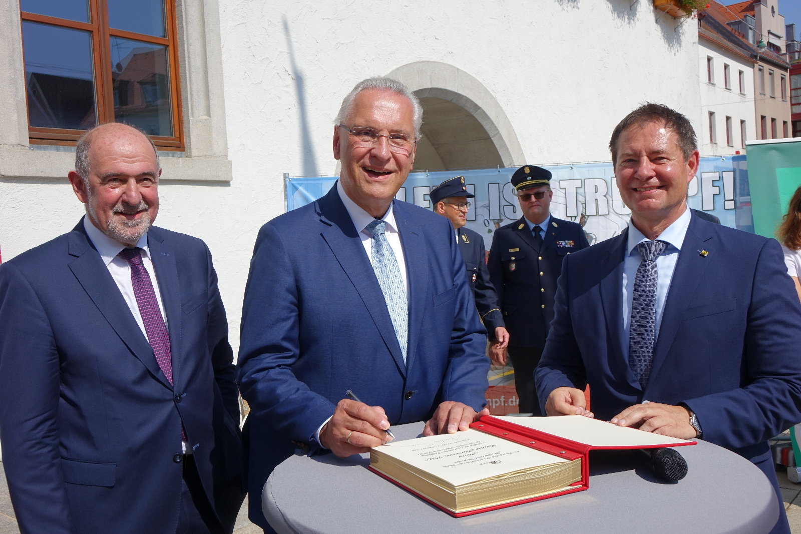 Leider haben wir keinen Alternativtext zu diesem Bild, aber wir arbeiten daran.