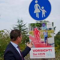 OB Thumann mit dem Plakat.jpg