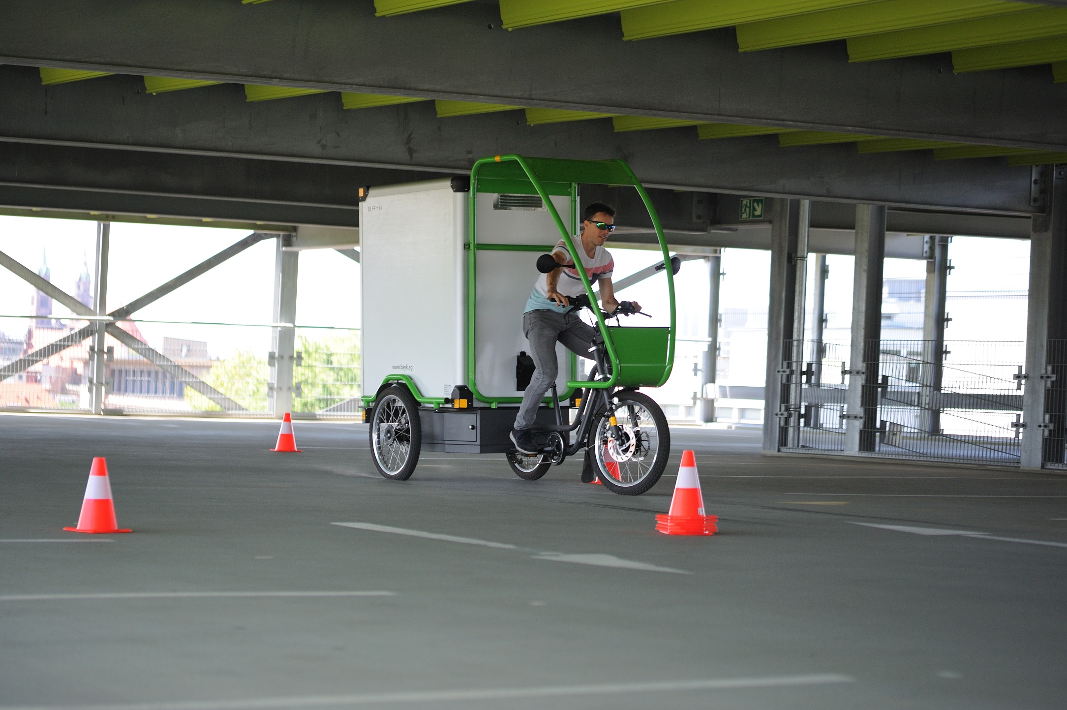 Testfahrt mit dem Lastenrad BRING S im Parkhaus / Foto: Markus Seidenkranz Leider haben wir keinen Alternativtext zu diesem Bild, aber wir arbeiten daran.