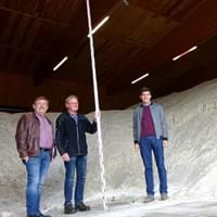 Bis zu 4 Meter hoch ist das Salz in der großen Halle aufgeschüttet.jpg