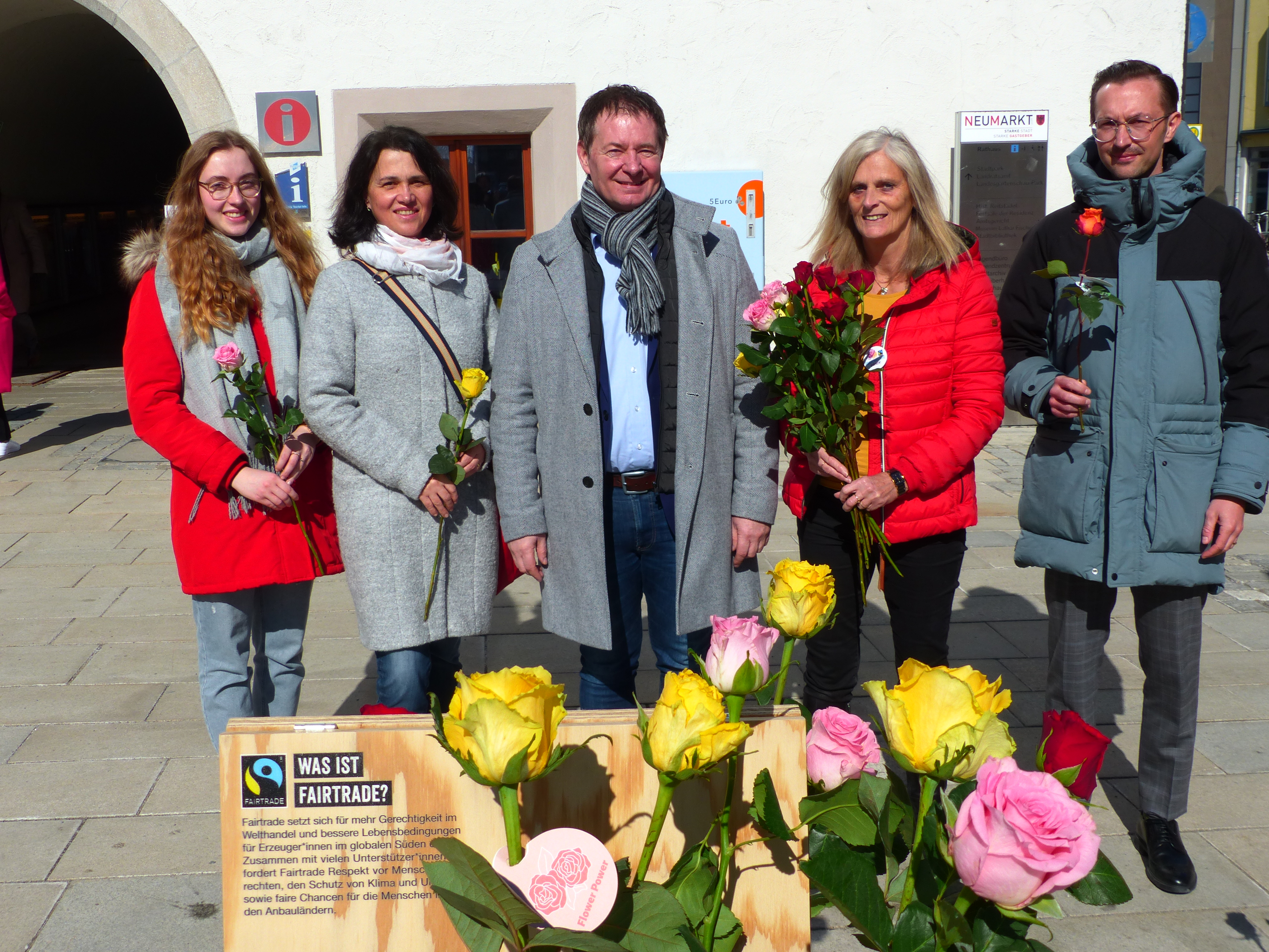 „Flower Power“ – 500 faire Rosen zum Weltfrauentag