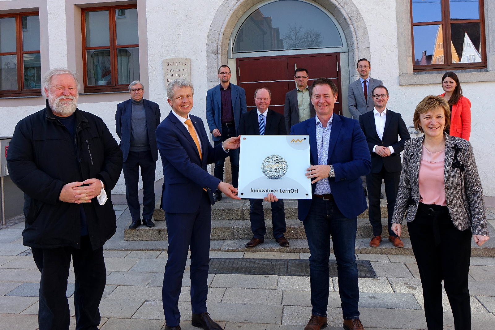 Innovativer LernOrt, Von links: Kanzler der OTH Amberg-Weiden Ludwig von Stern, Prof. Dr. Ralf Hartleben, Präsident Prof. Dr. Clemens Bulitta, Prof. Dr. Ulrich Schäfer, Prof. Dr. Wolfgang Weber, VR Wolfgang Wittl, Oberbürgermeister Thomas Thumann, VD Linus Sklenarz, Prof. Dr. Steffen Hamm, Vizepräsidentin Prof. Dr. Christiane Hellbach, ILO-Projektkoordinatorin Hanna Gallitzendörfer Leider haben wir keinen Alternativtext zu diesem Bild, aber wir arbeiten daran.