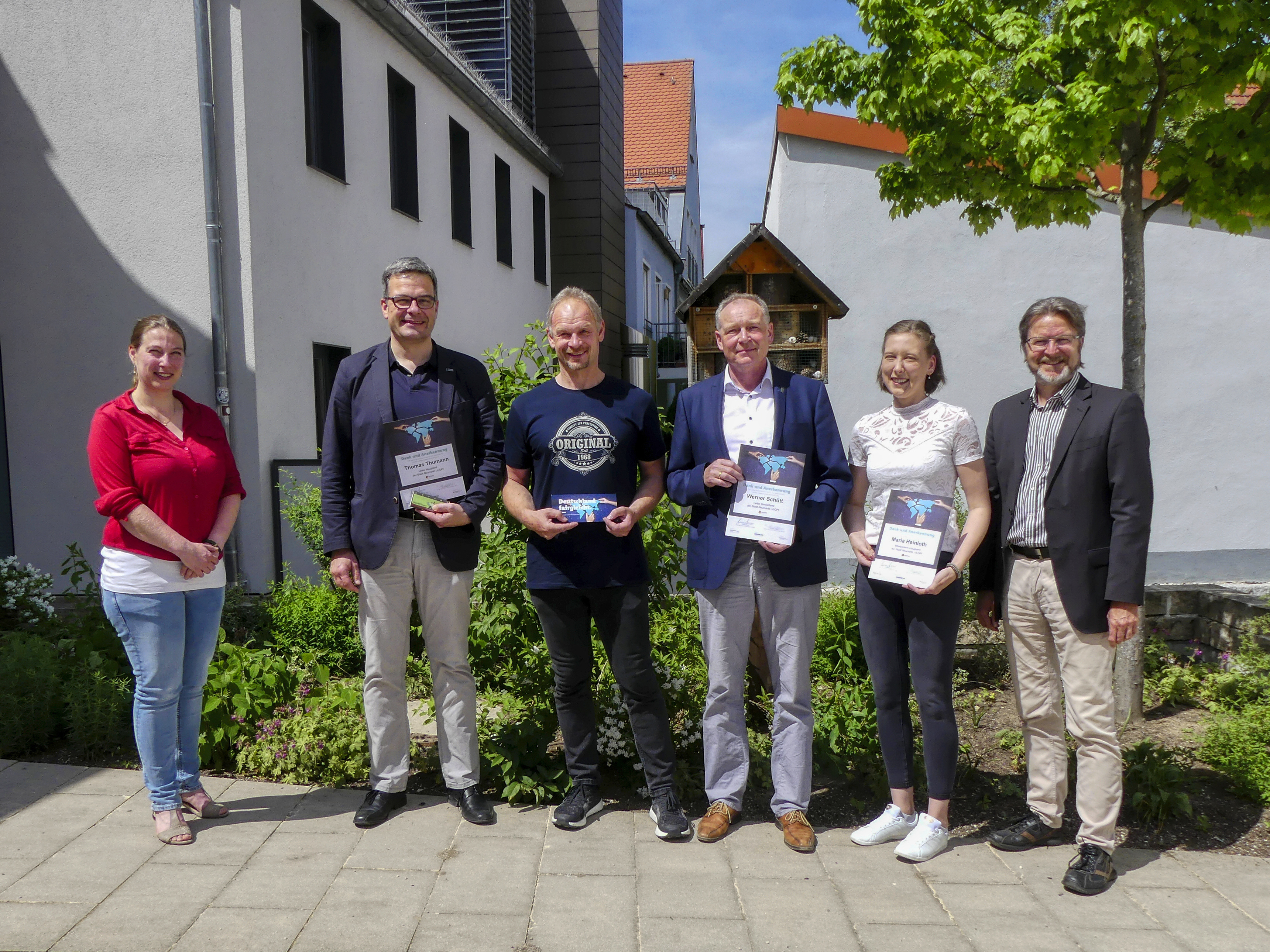 Foto: (Stephan Dierlamm):
Marina Malter von der Entwicklungsagentur Faire Metropolregion freute sich zusammen mit Thomas Thumann, Josef Völkl (in Vertretung von Anton Straubmeier), Werner Schütt, Maria Heinloth und Ralf Mützel (von links nach rechts) über eine erfolgreiche nachhaltige Beschaffung bei der Stadt Neumarkt. Leider haben wir keinen Alternativtext zu diesem Bild, aber wir arbeiten daran.
