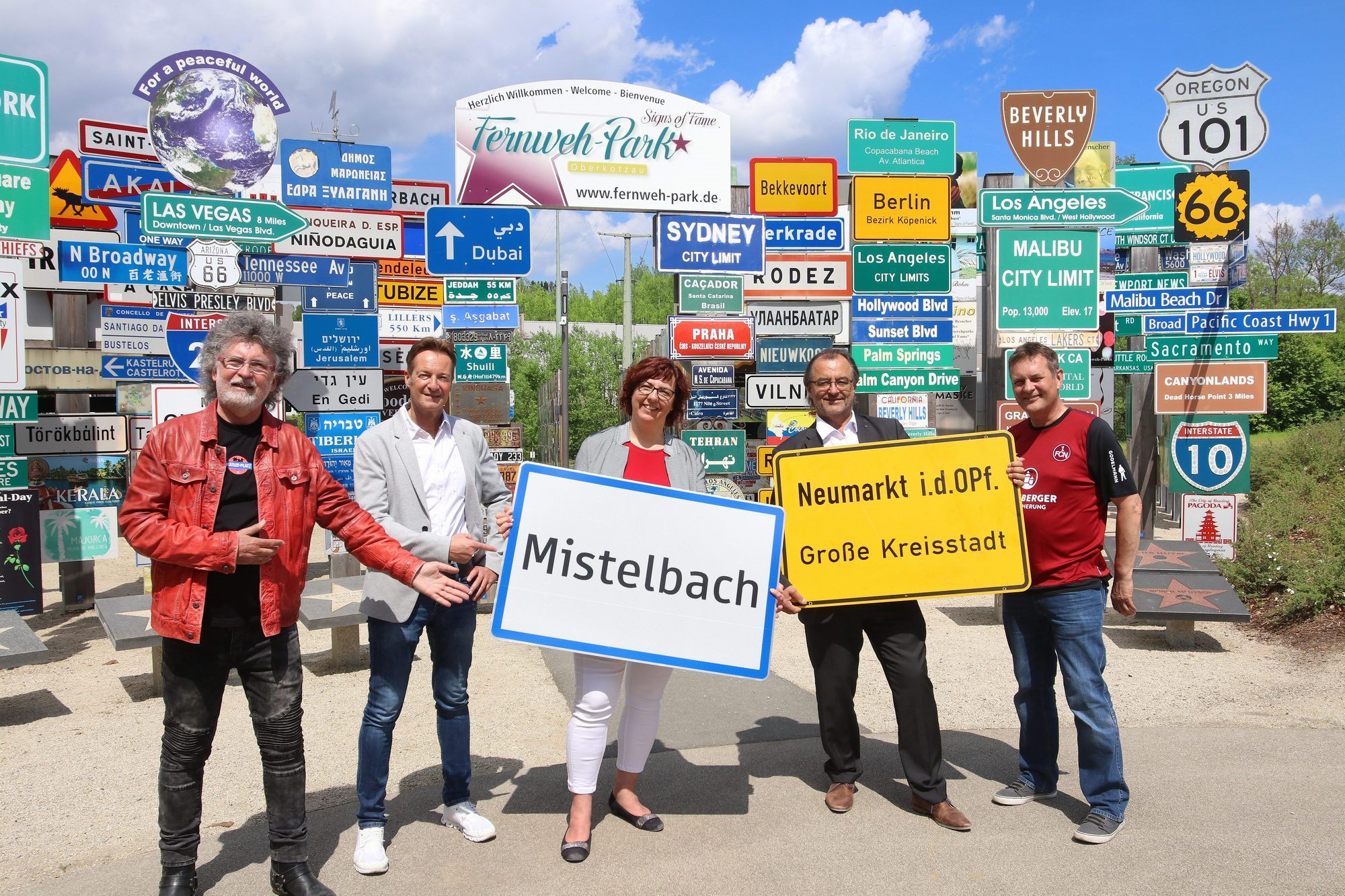 Von rechts Günter Tauwaldt, Chef des Kulturamts Oberkotzau, Peter Ehrensberger und Lissy Walter vom Stadtrat Neumarkt i.d OPf, den 1 Bürgermeister der Marktgemeinde Oberkotzau Stefan Breuer und Fernwehpark Initiator Klaus Beer bei der Schilderübergabe vor der Panorama-Schilder-Weltkulisse der oberfränkischen Touristenattraktion.
Foto: Fernweh-Park Leider haben wir keinen Alternativtext zu diesem Bild, aber wir arbeiten daran.
