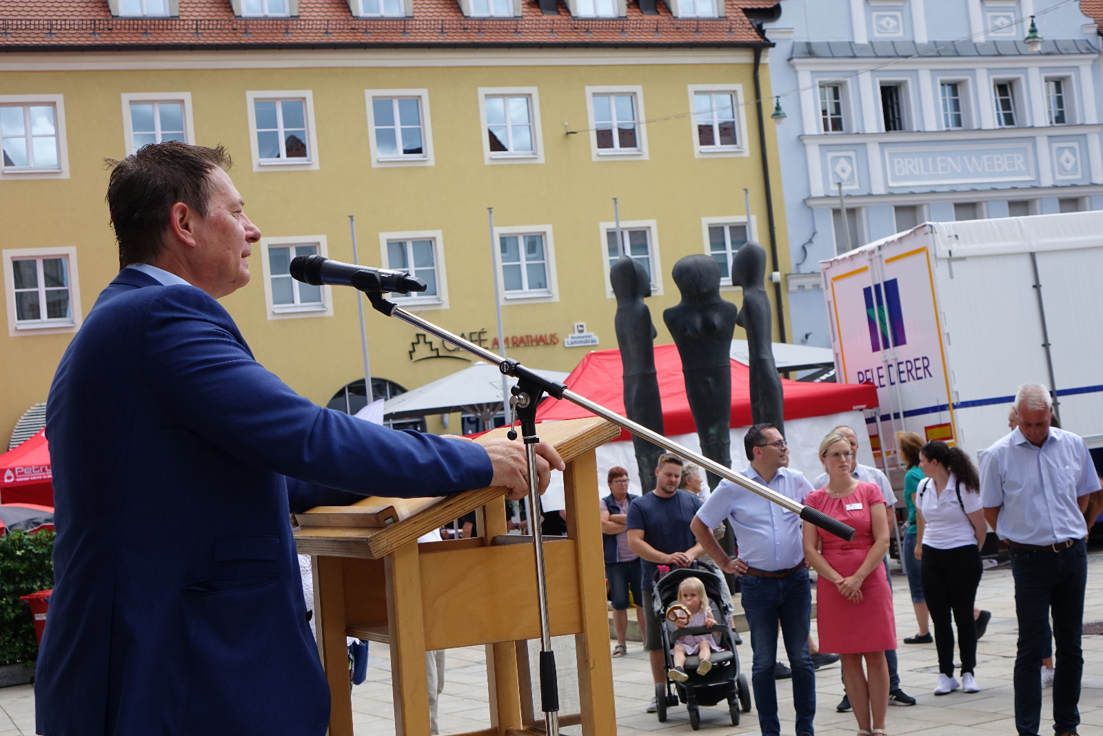 Oberbürgermeister Thomas Thumann eröffnet die 6. Jobmeile, Fotos: Dr. Franz Janka/Stadt Neumarkt Leider haben wir keinen Alternativtext zu diesem Bild, aber wir arbeiten daran.