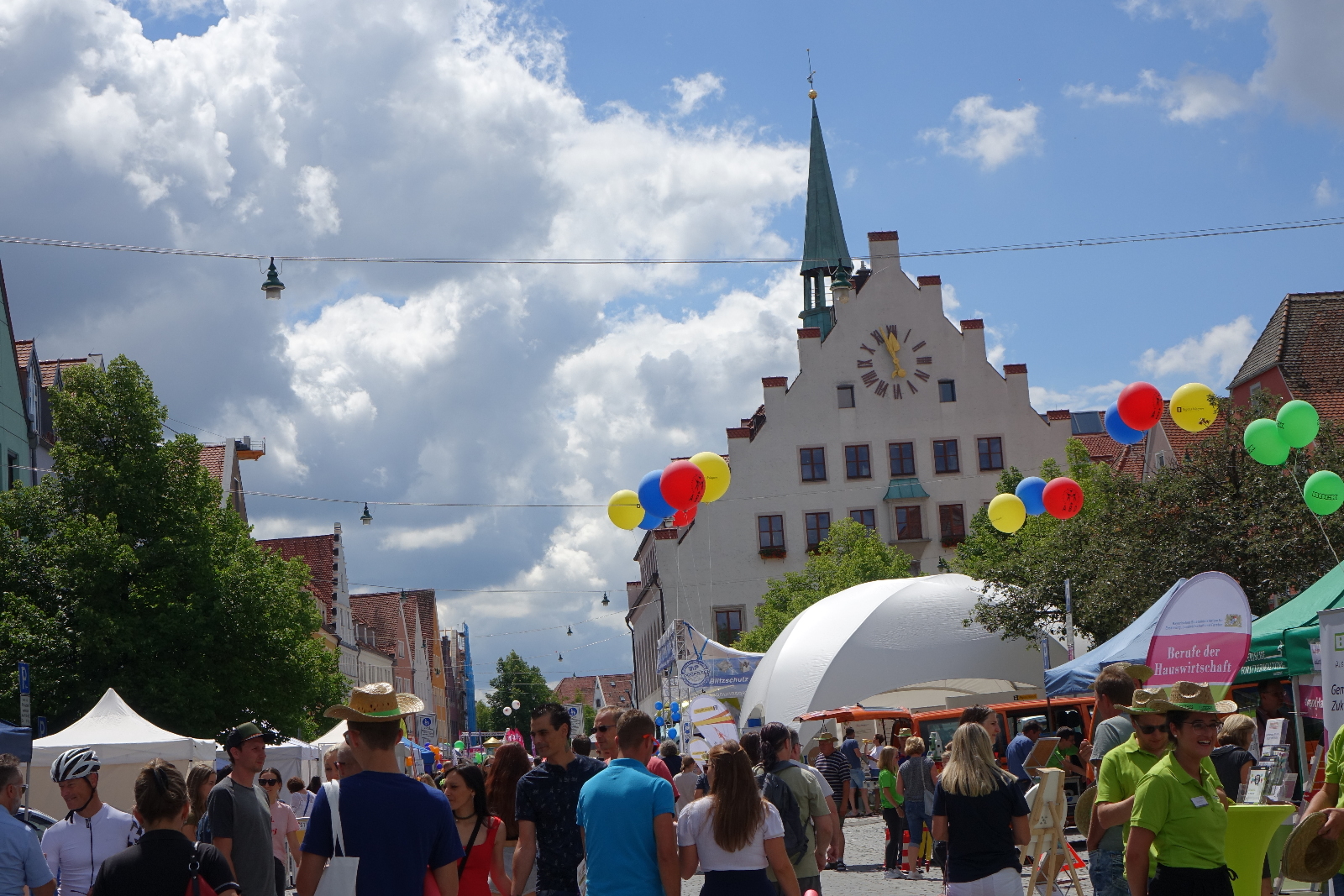 Buntes Angebot bei der Jobmeile, Fotos: Dr. Franz Janka/Stadt Neumarkt Leider haben wir keinen Alternativtext zu diesem Bild, aber wir arbeiten daran.
