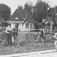 Badevergnügen im Freibad um 1925.jpg