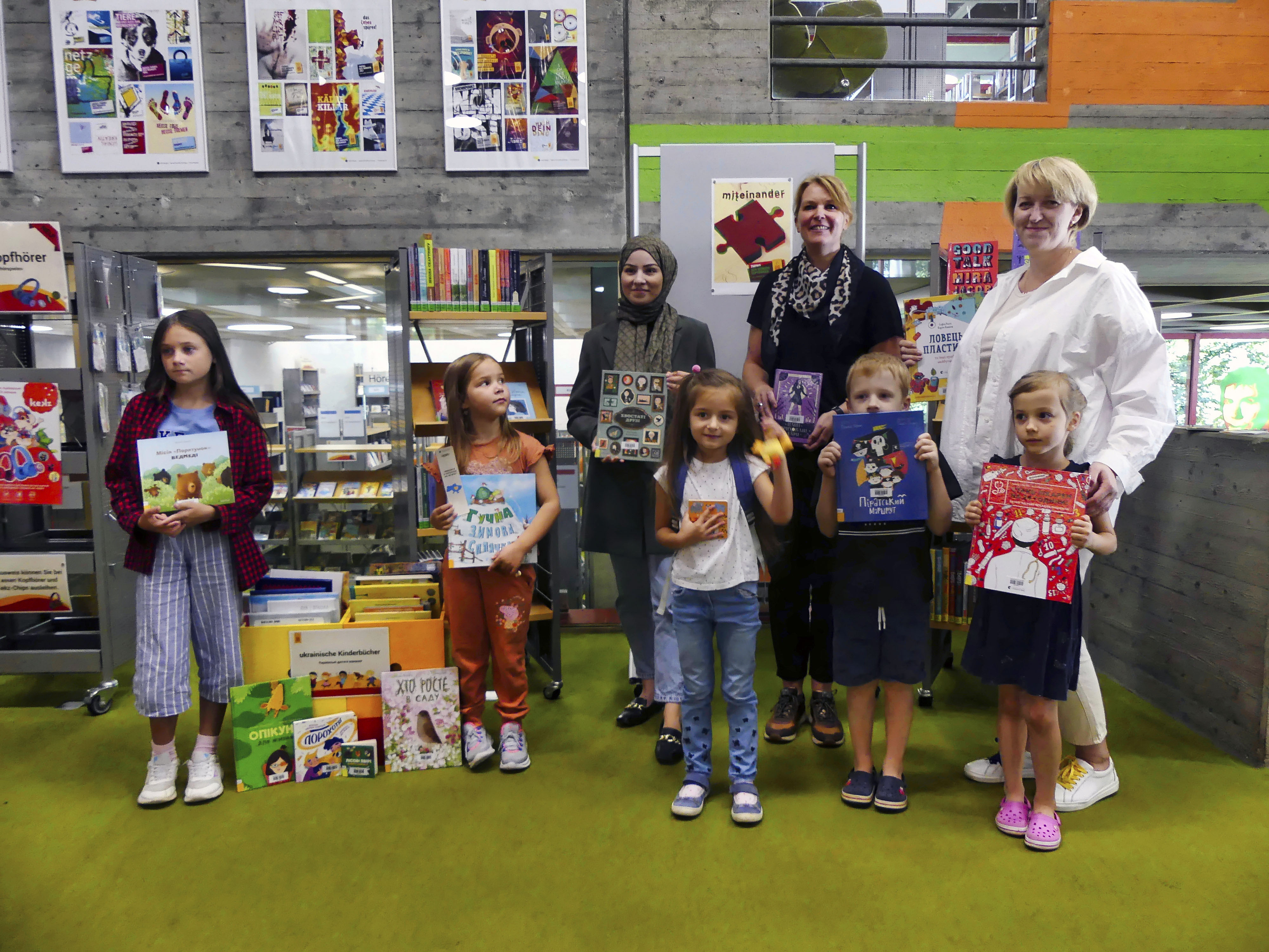 Die Kinder freuen sich zusammen mit Sümeyra Aytar, Friedericke Ostermayer und Katerina Tishchenko .jpg Leider haben wir keinen Alternativtext zu diesem Bild, aber wir arbeiten daran.