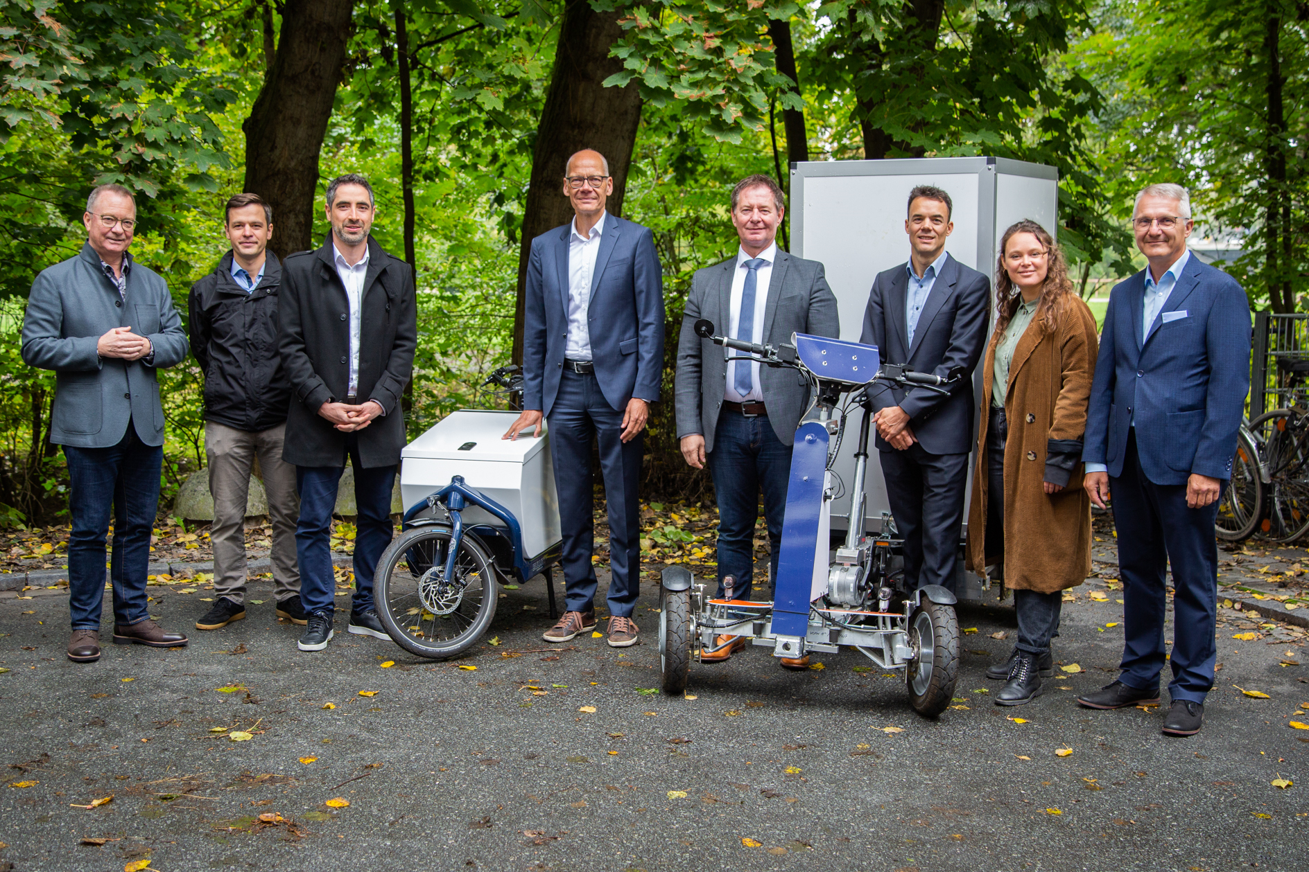 Projektpartner beim Thema Lastenräder, auf dem Bild sind von links nach rechts zu sehen:
• Prof. Dr. Frank-Ulrich Fricke, Dekan der Fakultät Betriebswirtschaft
• Dr. Johannes Kraus, Manager Logistik Initiative Bayern des CNA e.V.
• Hidir Altinok, Klimaschutzmanager bei der Stadt Neumarkt
• Prof. Dr. Niels Oberbeck, Präsident der Technischen Hochschule Nürnberg Georg Simon Ohm
• Oberbürgermeister Thomas Thumann
• Marc Reed, Projektmitarbeiter PedeListics
• Carina Siefert, Wissenschaftliche Mitarbeiterin und Projektmitarbeiterin PedeListics
• Prof. Dr. Ralf Bogdanski, Professor für Nachhaltige Stadtlogistik und Projektleiter PedeListics Leider haben wir keinen Alternativtext zu diesem Bild, aber wir arbeiten daran.