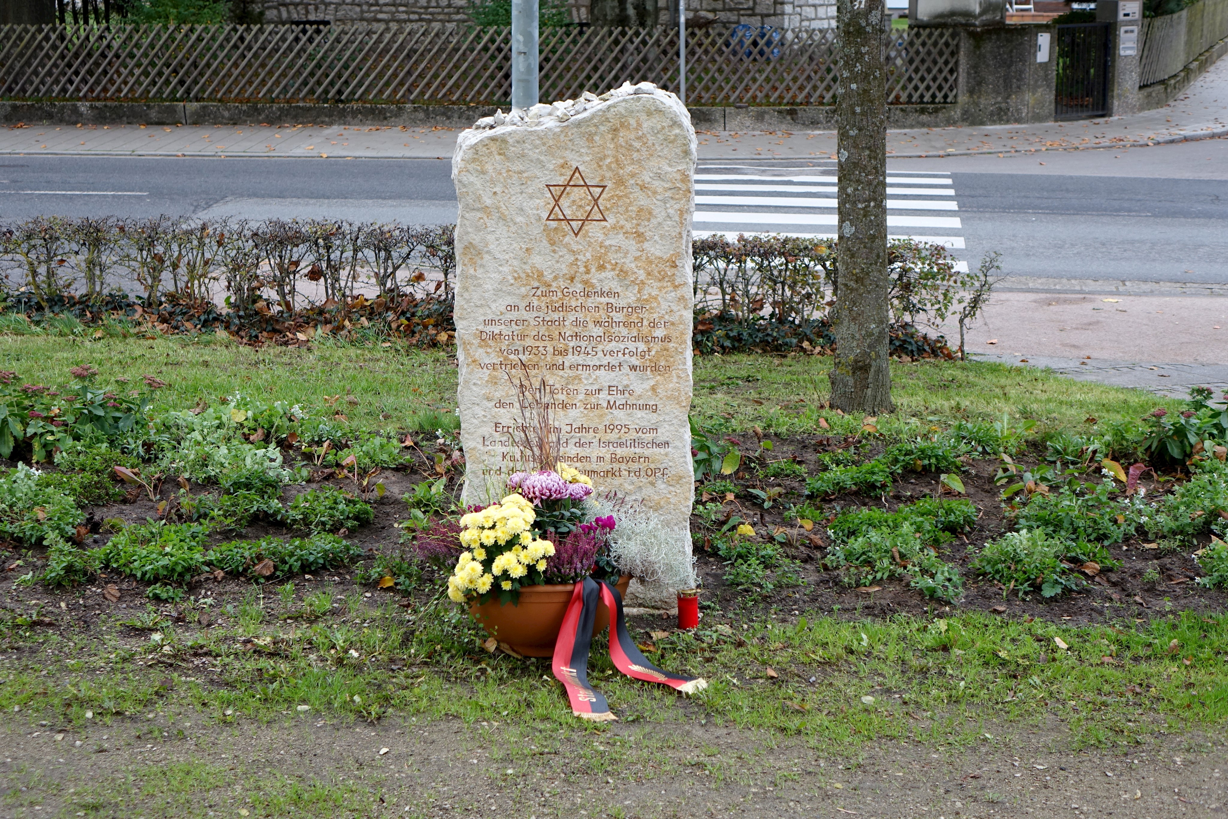 Stadt gedenkt der Pogromnacht mit Blumengebinde am Gedenkstein für jüdisches Leben