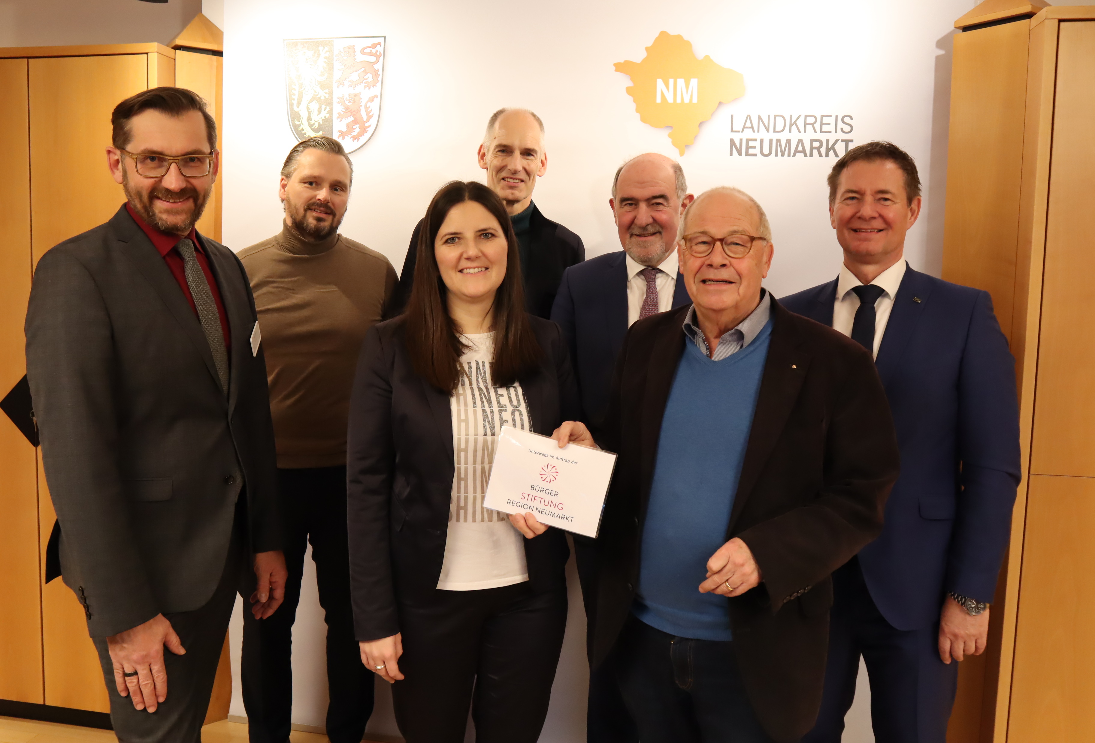 v.l.n.r.: René Klinger, Vorstand des Klinikums Neumarkt, Michael Springs, Geschäftsführer der Bamberger Akademien, Sophie Stepper, Finanz-Vorständin der Bürgerstiftung, Dr. Rainer Beyer, Hauptgeschäftsführer der TGE-Trägergesellschaft, Landrat Willibald Gailler, Helmut Rauscher, Vorstandsvorsitzender der Bürgerstiftung, Oberbürgermeister Thomas Thumann
Foto: Friederike Grell Leider haben wir keinen Alternativtext zu diesem Bild, aber wir arbeiten daran.