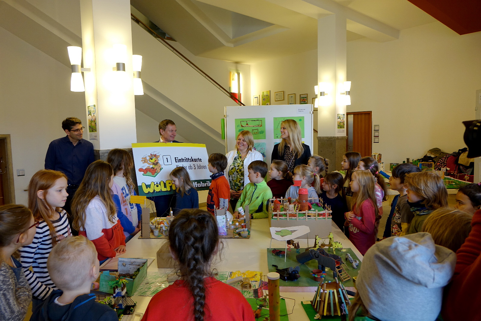 Dankeschön für die Kinder, Oberbürgermeister Thomas Thumann (mit dem Symbolgutschein) und die Kinder der Grundschule Hasenheide (davor) mit Schulleiterin Christine Fersch (hinten rechts neben OB Thumann) und Klassenlehrerin Carolin Thumann (ganz rechts hinten) und Lutz Worthmann vom Umweltamt der Stadt, zuständig für die Stadtparkgestaltung (links hinten)
Foto: Dr. Franz Janka/Stadt Neumarkt Leider haben wir keinen Alternativtext zu diesem Bild, aber wir arbeiten daran.
