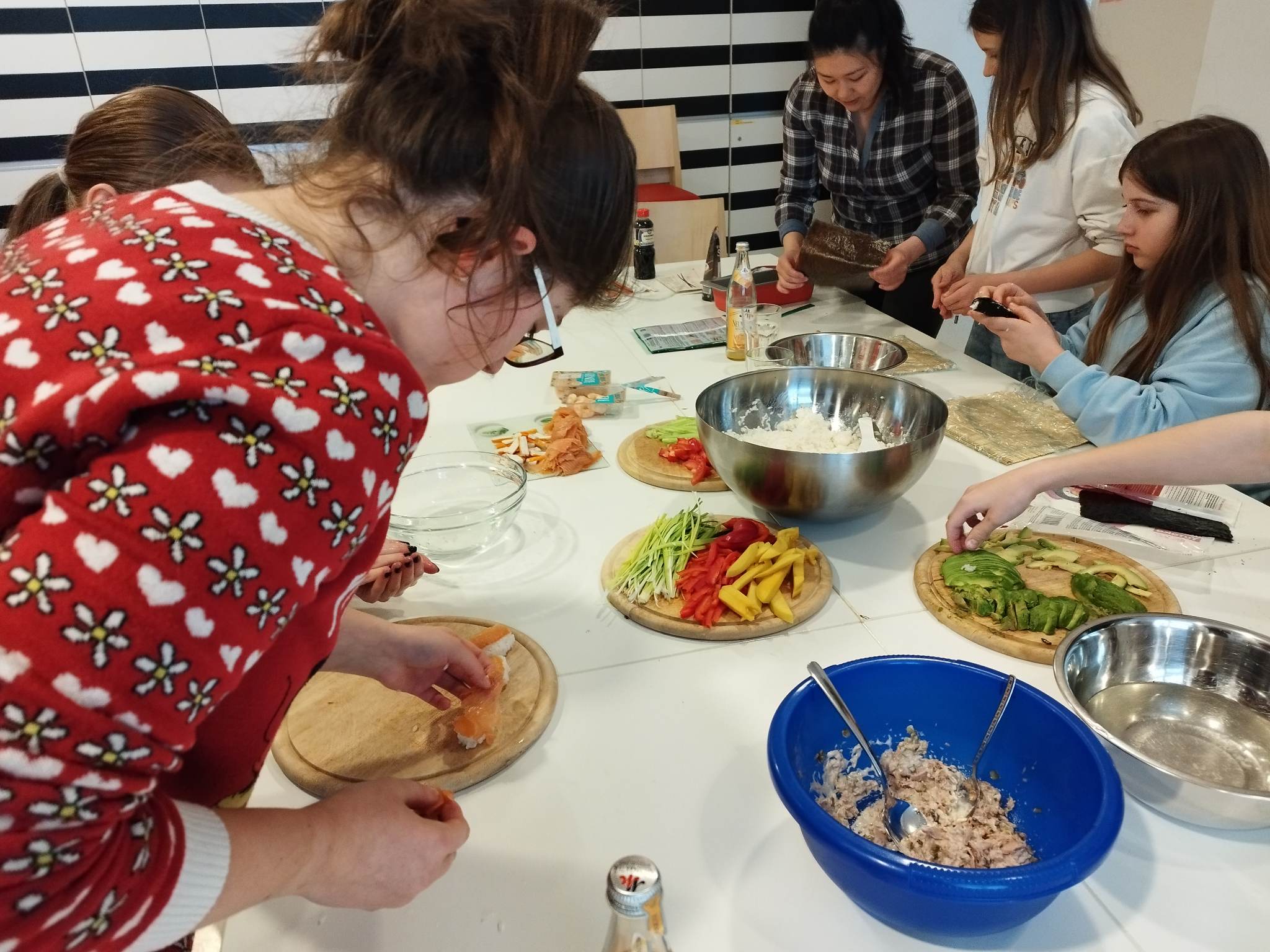 Jugendliche tauchen in die Welt des Sushi ein – Internationales Kochen bringt Kulturen zusammen