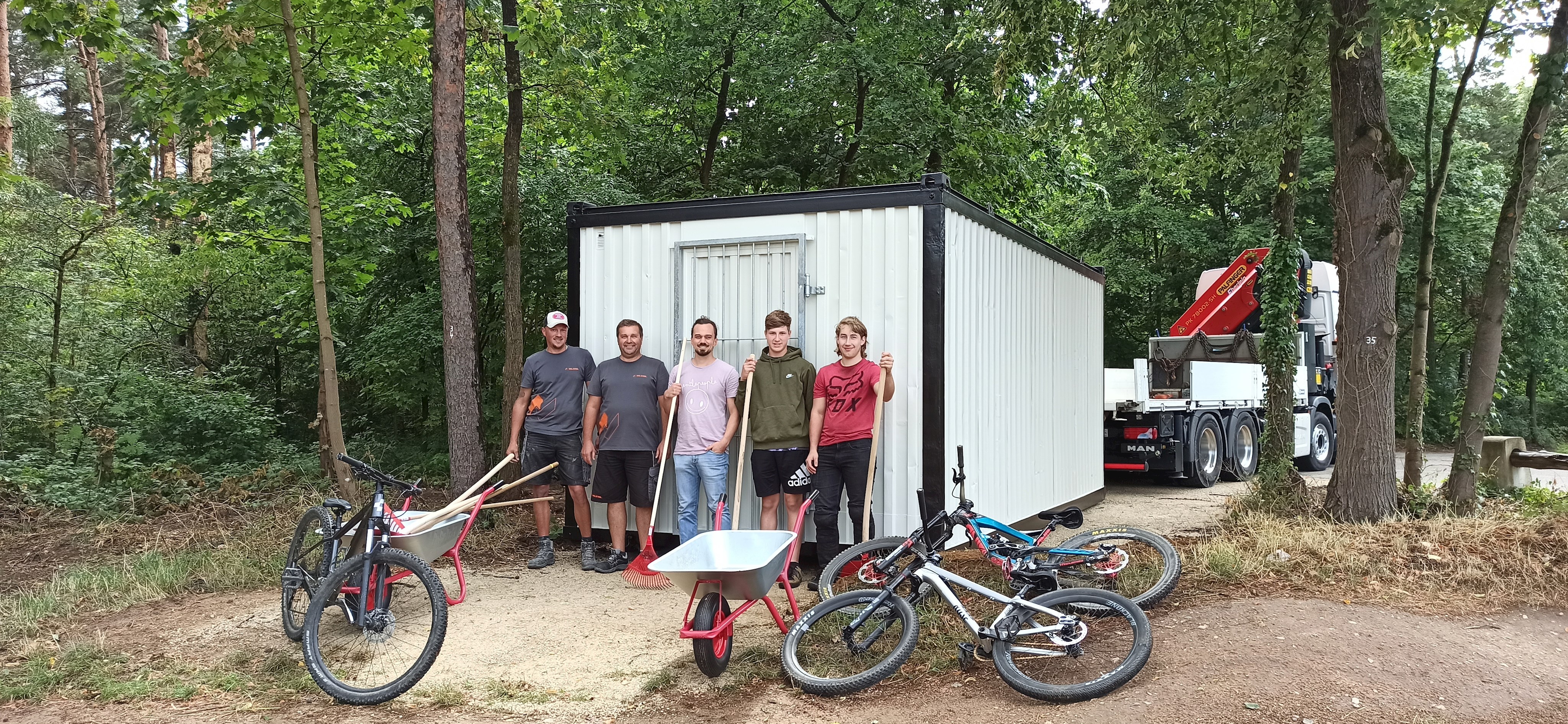 Firma Klebl sponsert Container für Jugendliche des Dirtparks