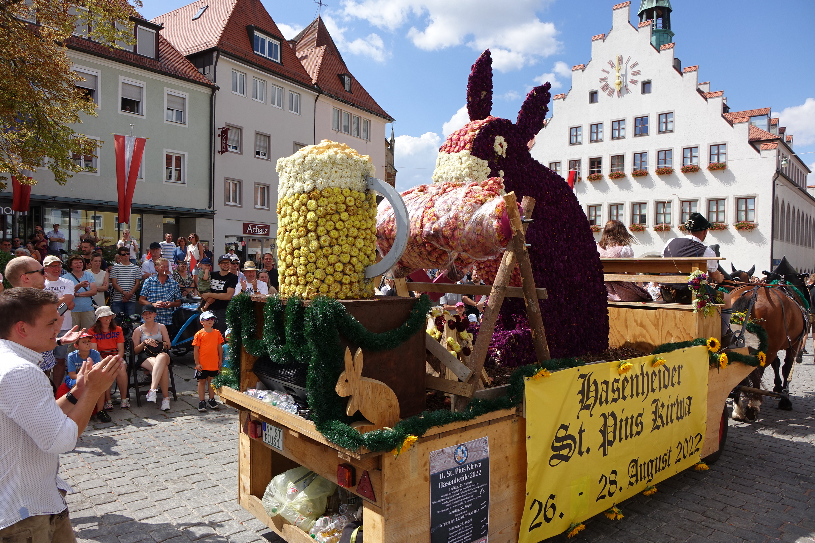 Festzug mit 88 Gruppen und vielen geschmückten Wagen