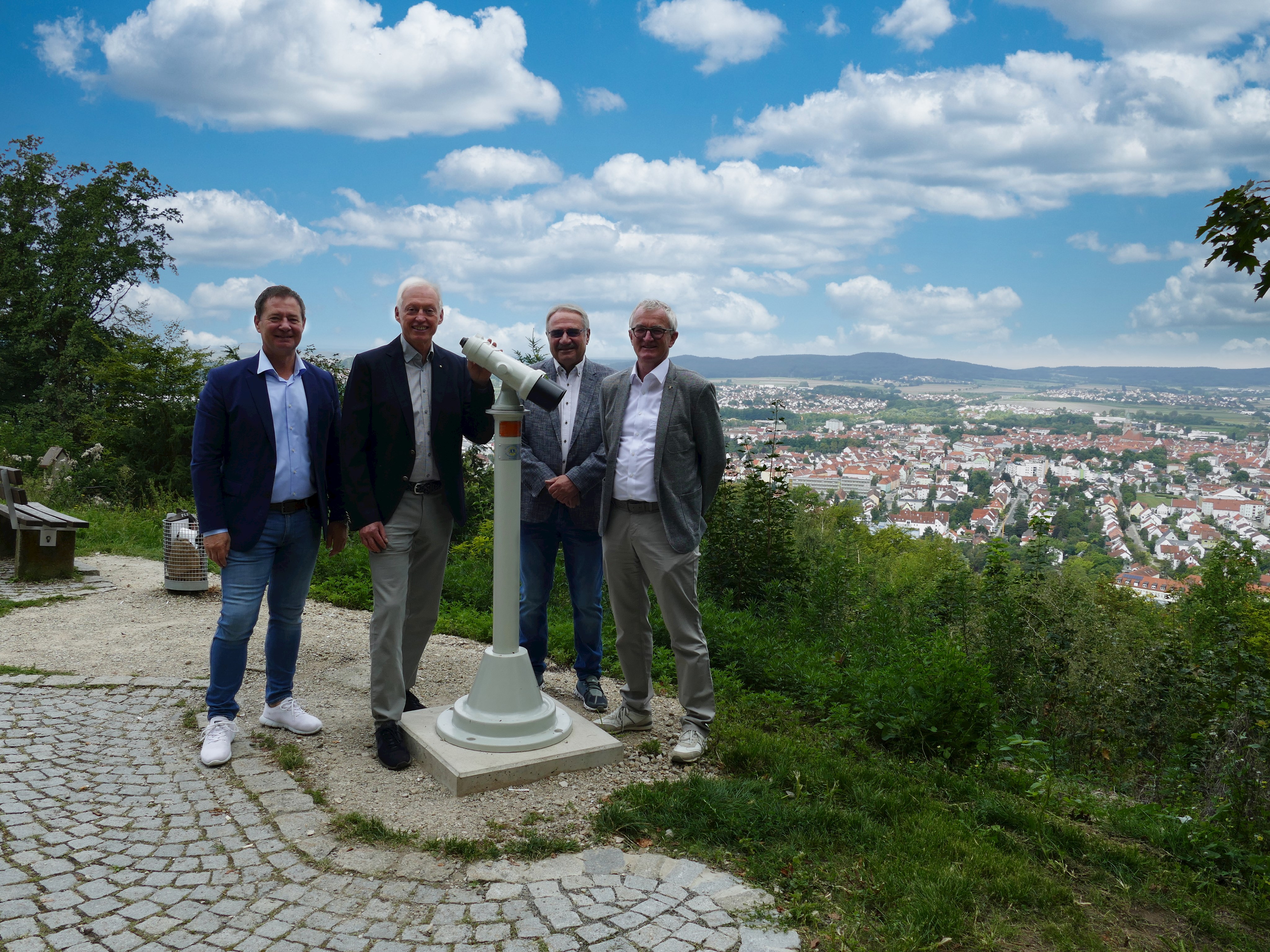 Lions Club Neumarkt stiftet Fernrohr am Mariahilfberg