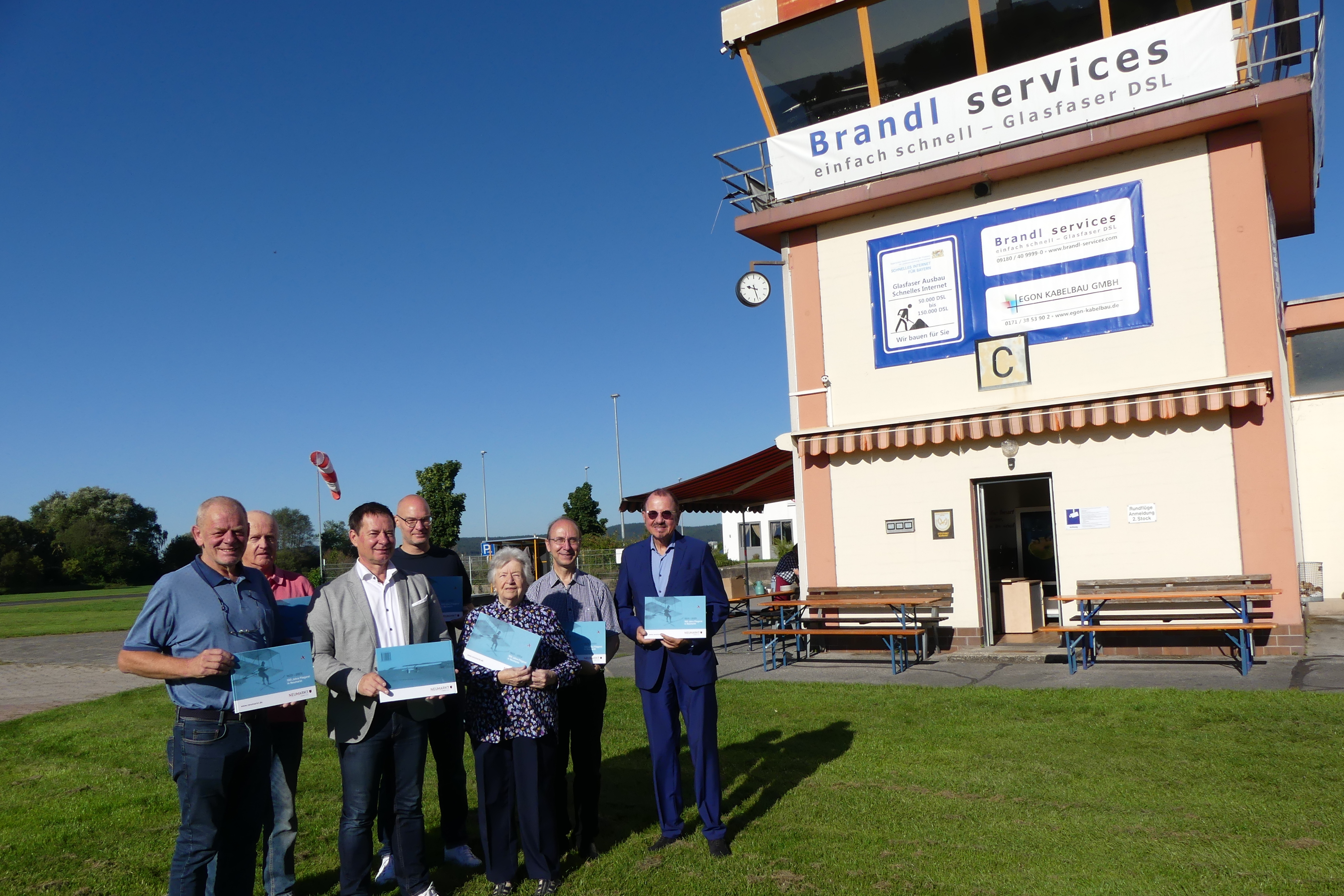 Buch zu „100 Jahre Fliegerei in Neumarkt“ erschienen