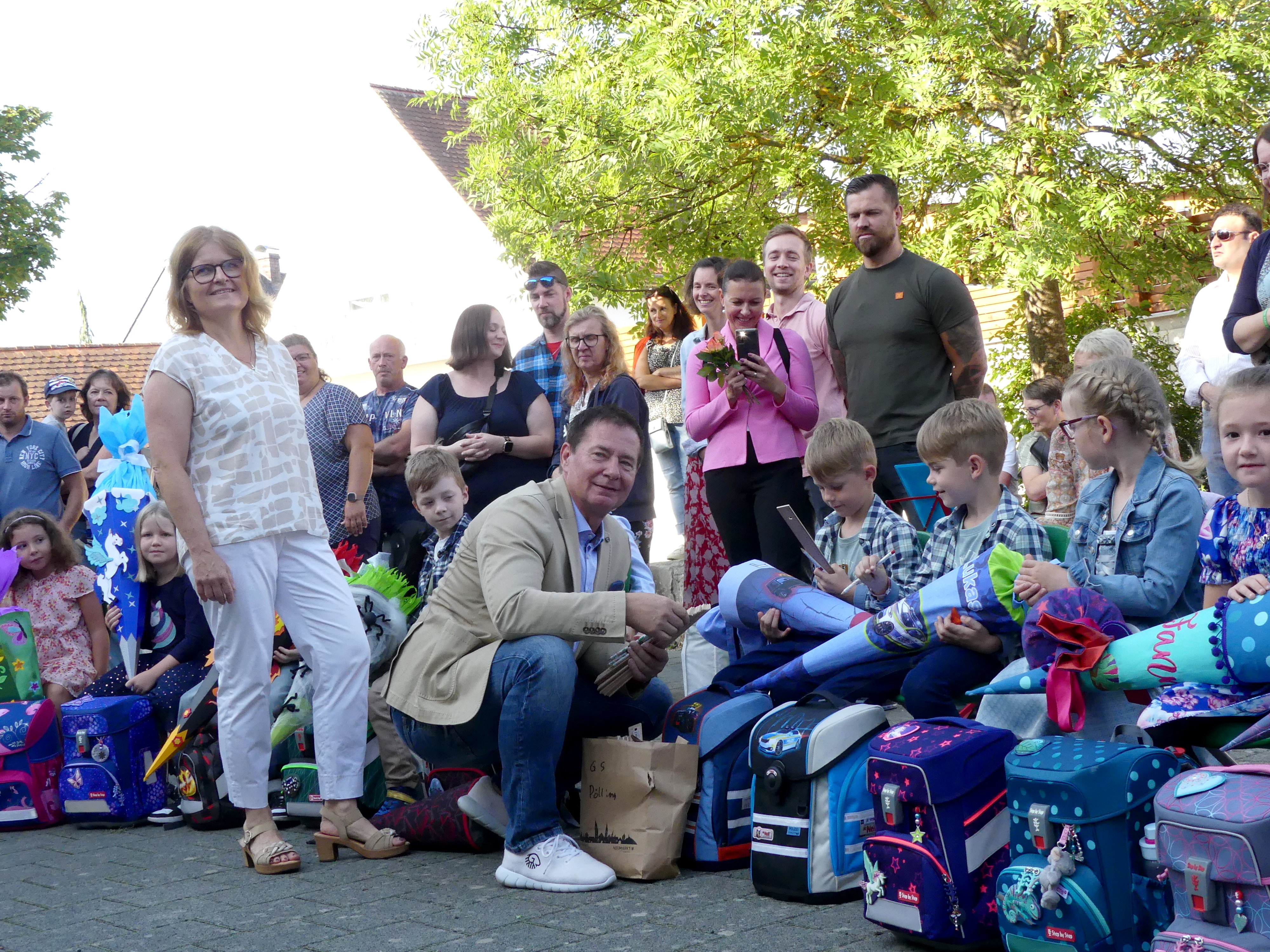 Oberbürgermeister Thomas Thumann begrüßt Schulanfänger in der der Pöllinger Grundschule