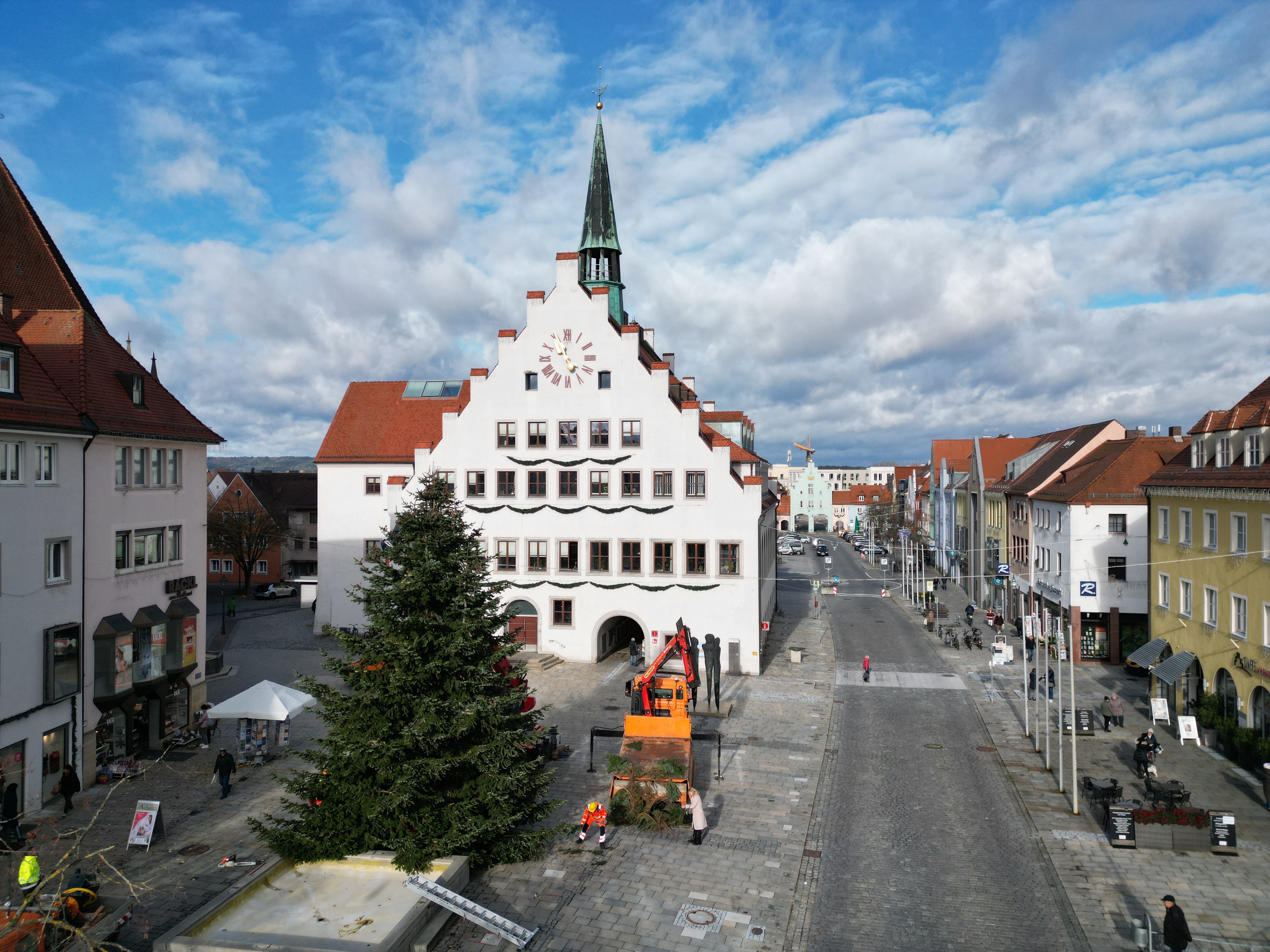 Christbaum vor dem Rathaus aufgestellt