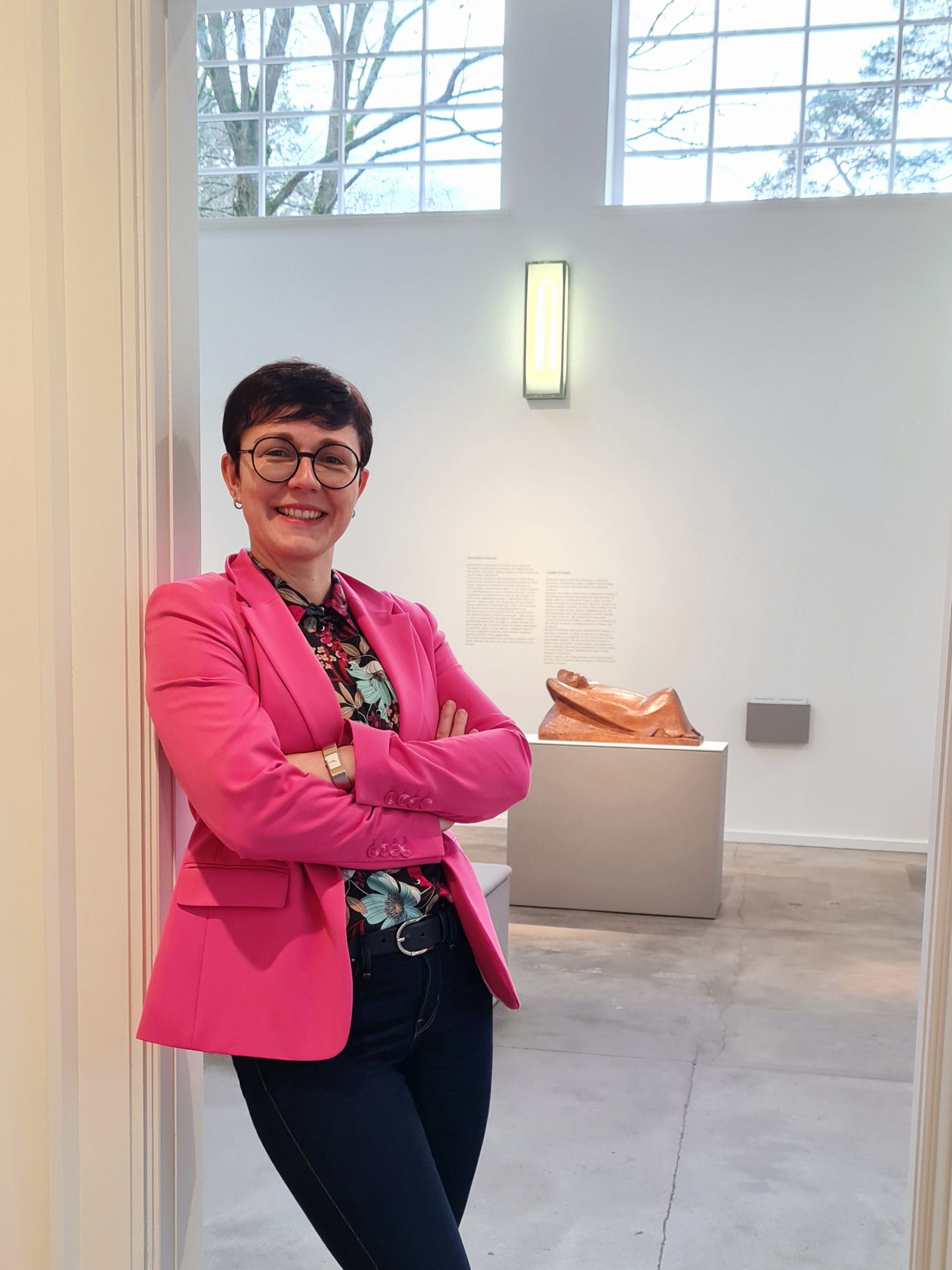 Güstrower Museumsdirektorin Dr. Magdalena Schulz-Ohm in der Ernst-Barlach-Ausstellung im Museum Lothar Fischer