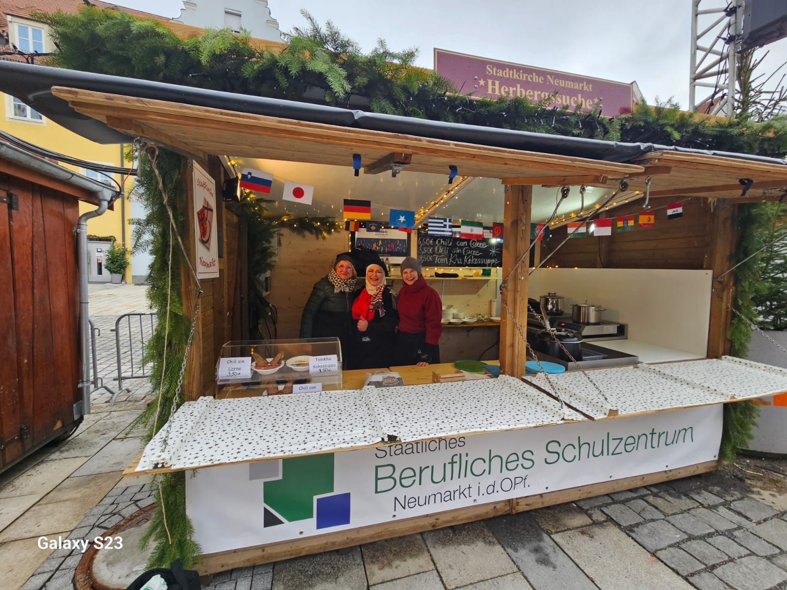 Kulinarische Reise in die Ferne auf dem Neumarkter Weihnachtsmarkt