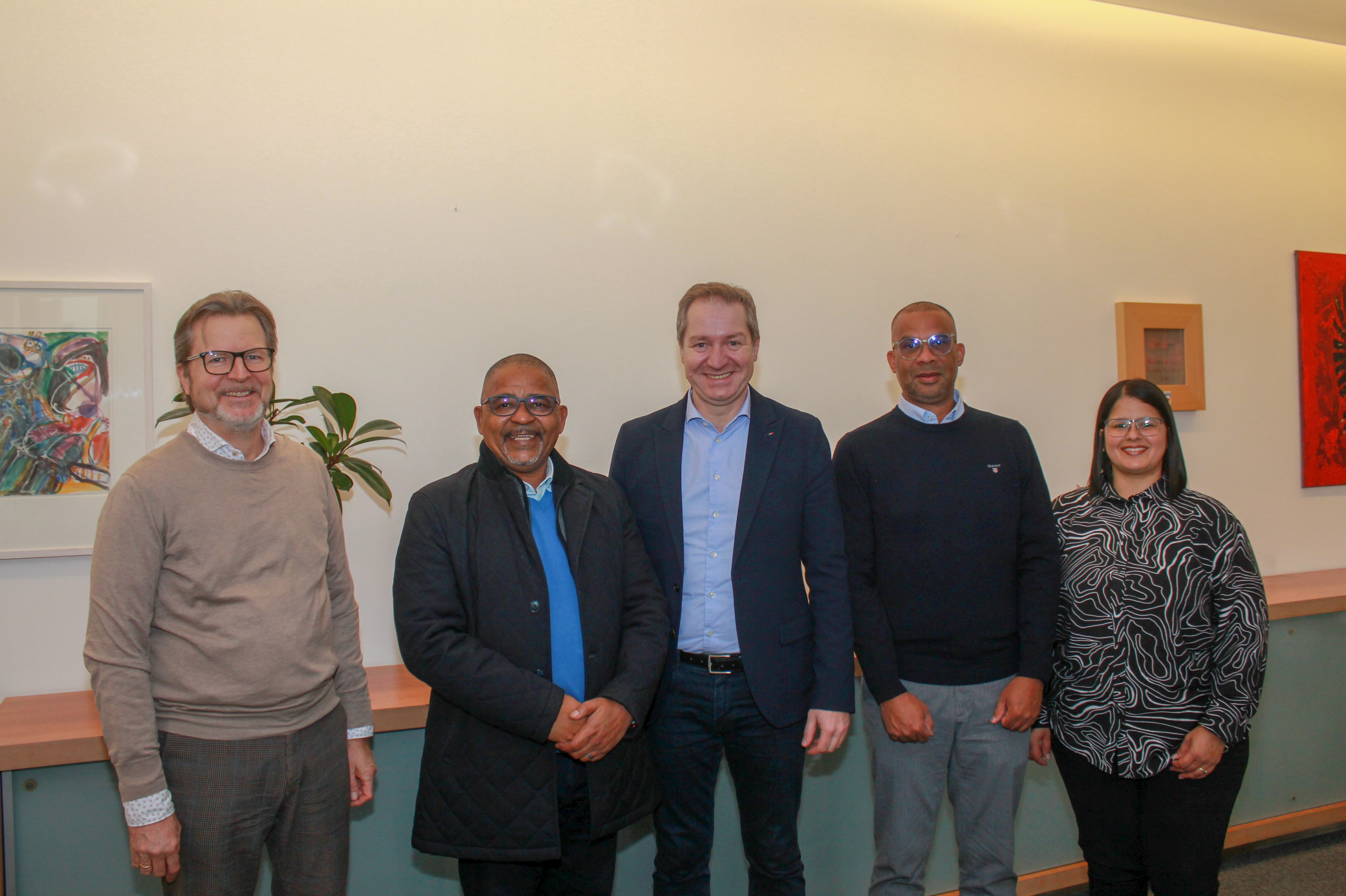 Ralf Mützel (Amt für Nachhaltigkeit), Conrad Poole (Bürgermeister Drakenstein), Oberbürgermeister Markus Ochsenkühn, Seraj Johaar (Direktor für wirtschaftliche Entwicklung und Stadtplanung) und Cindy Winter (Umweltmanagerin und Koordinatorin der Partnerschaft mit Neumarkt) (v.l.) freuen sich auf die Vertiefung der Klimapartnerschaft.