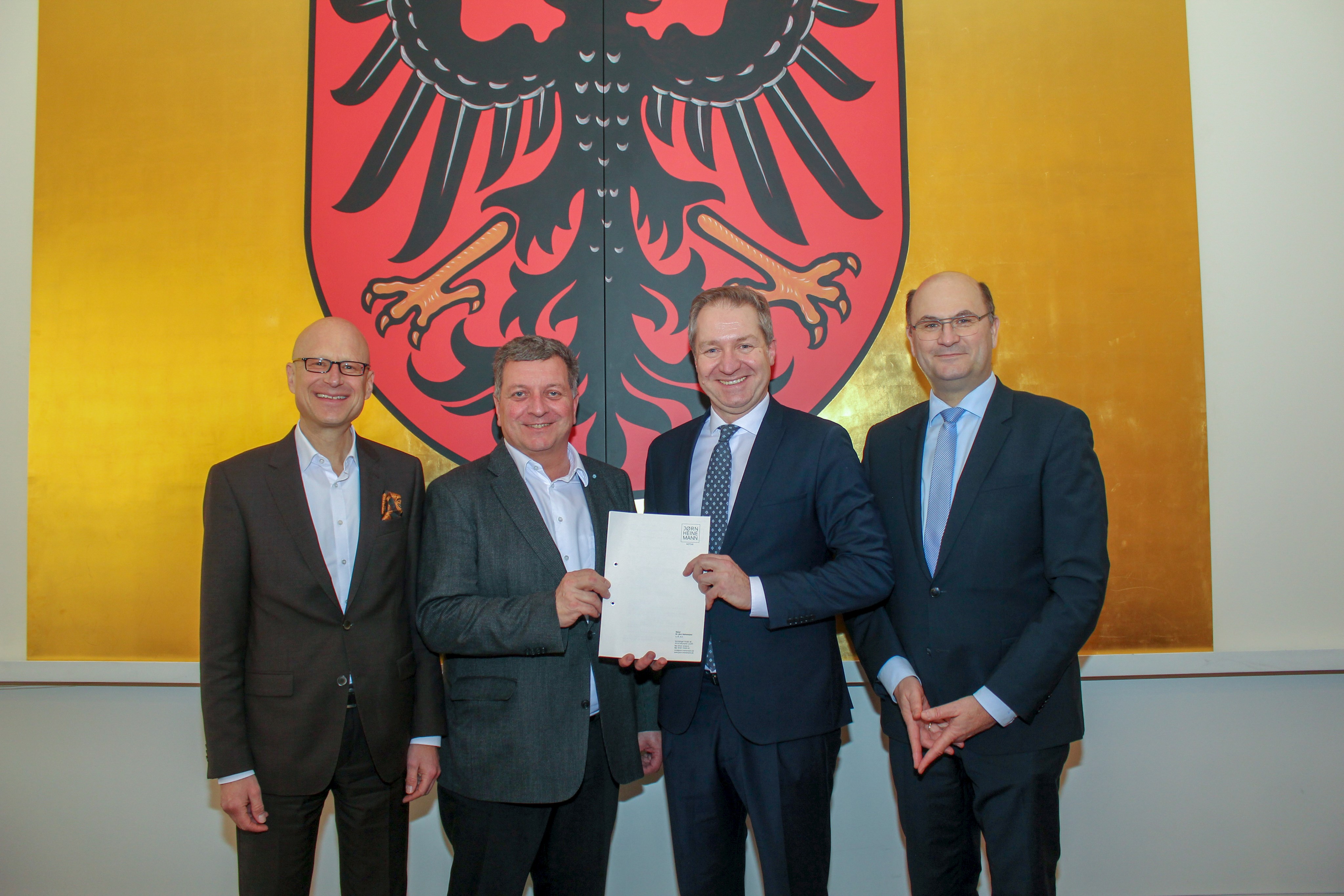 Ralph Büchele von der BayernHeim GmbH, Bauminister Christian Bernreiter, Oberbürgermeister Markus Ochsenkühn und Finanzminister Albert Füracker freuen sich auf bezahlbaren Wohnraum in Neumarkt.