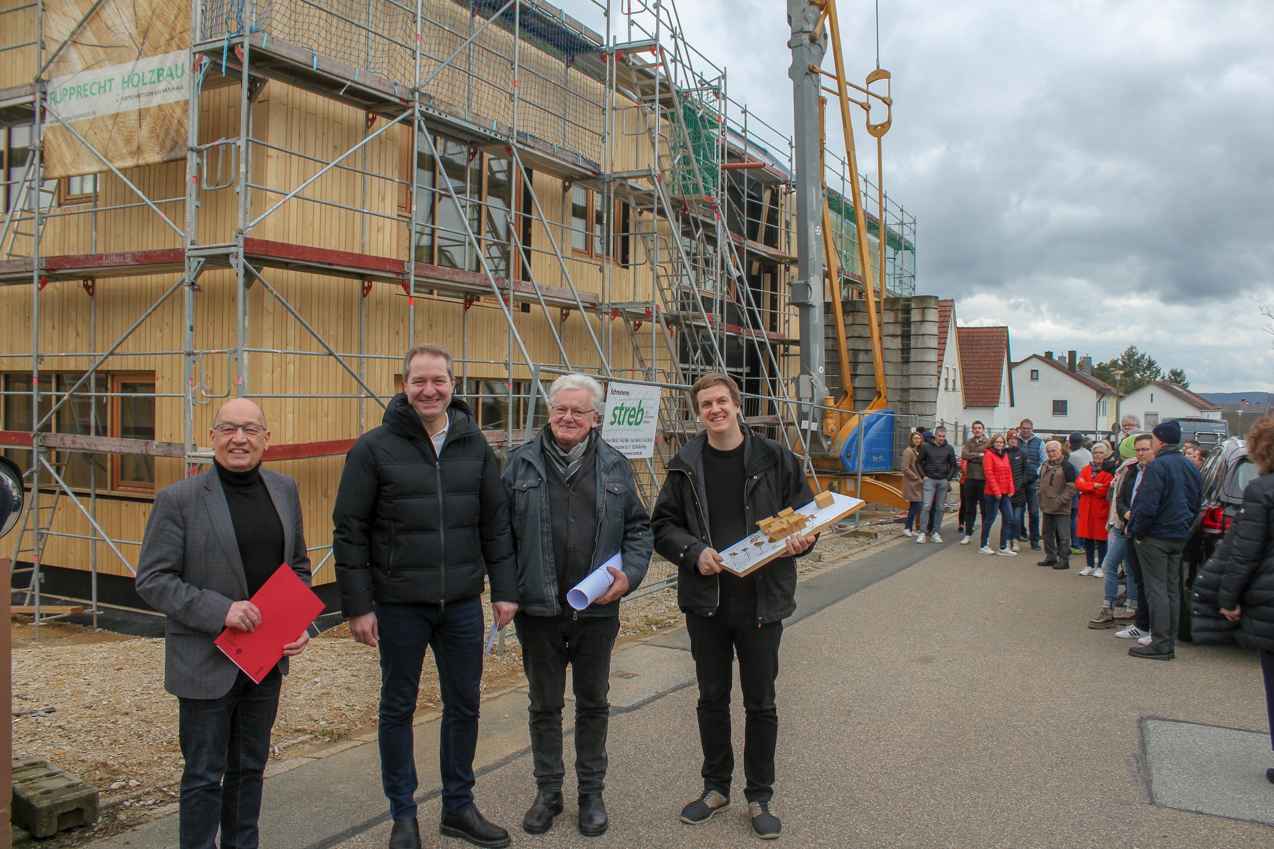 Roland Feierle vom Hochbauamt, Oberbürgermeister Markus Ochsenkühn, Michael Kühnlein sen. und Michael Kühnlein jun. führten durch die Baustelle der Kita Wolfstein.