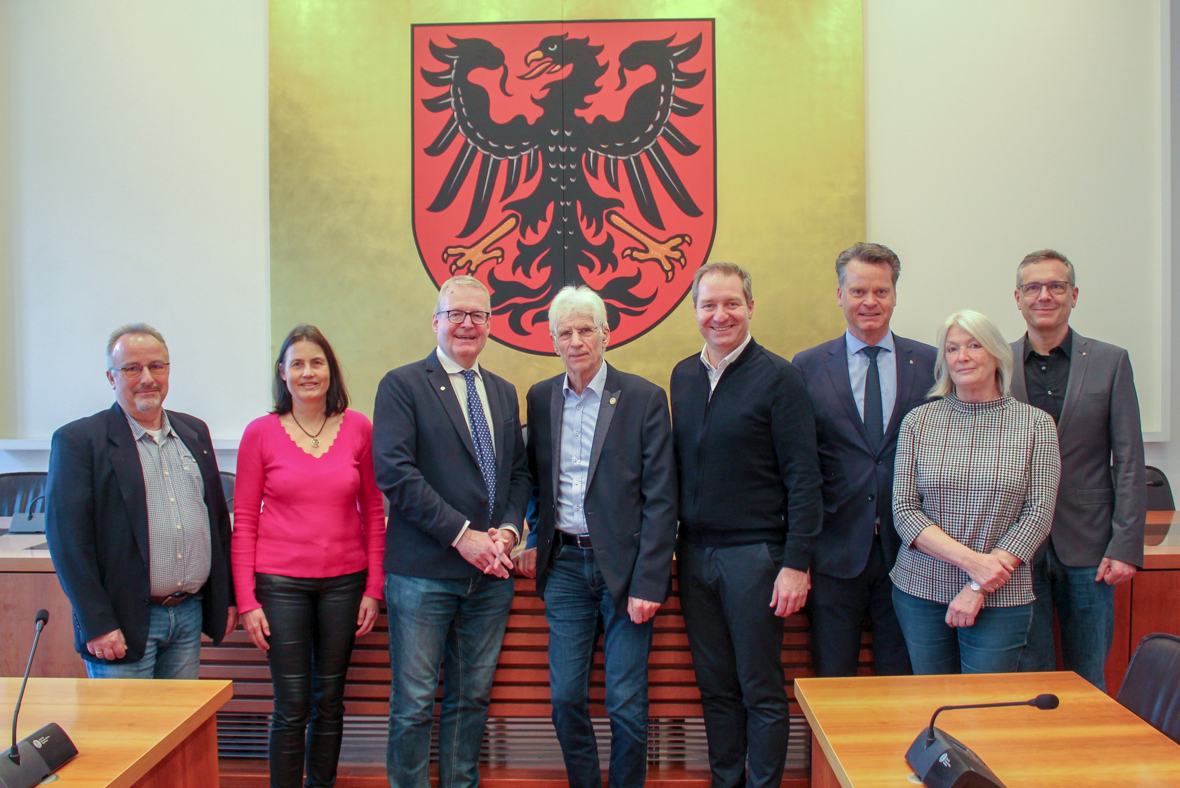 Oberbürgermeister Markus Ochsenkühn empfing Vertreter des Rotary Clubs Neumarkt-Parsberg im Rathaus.