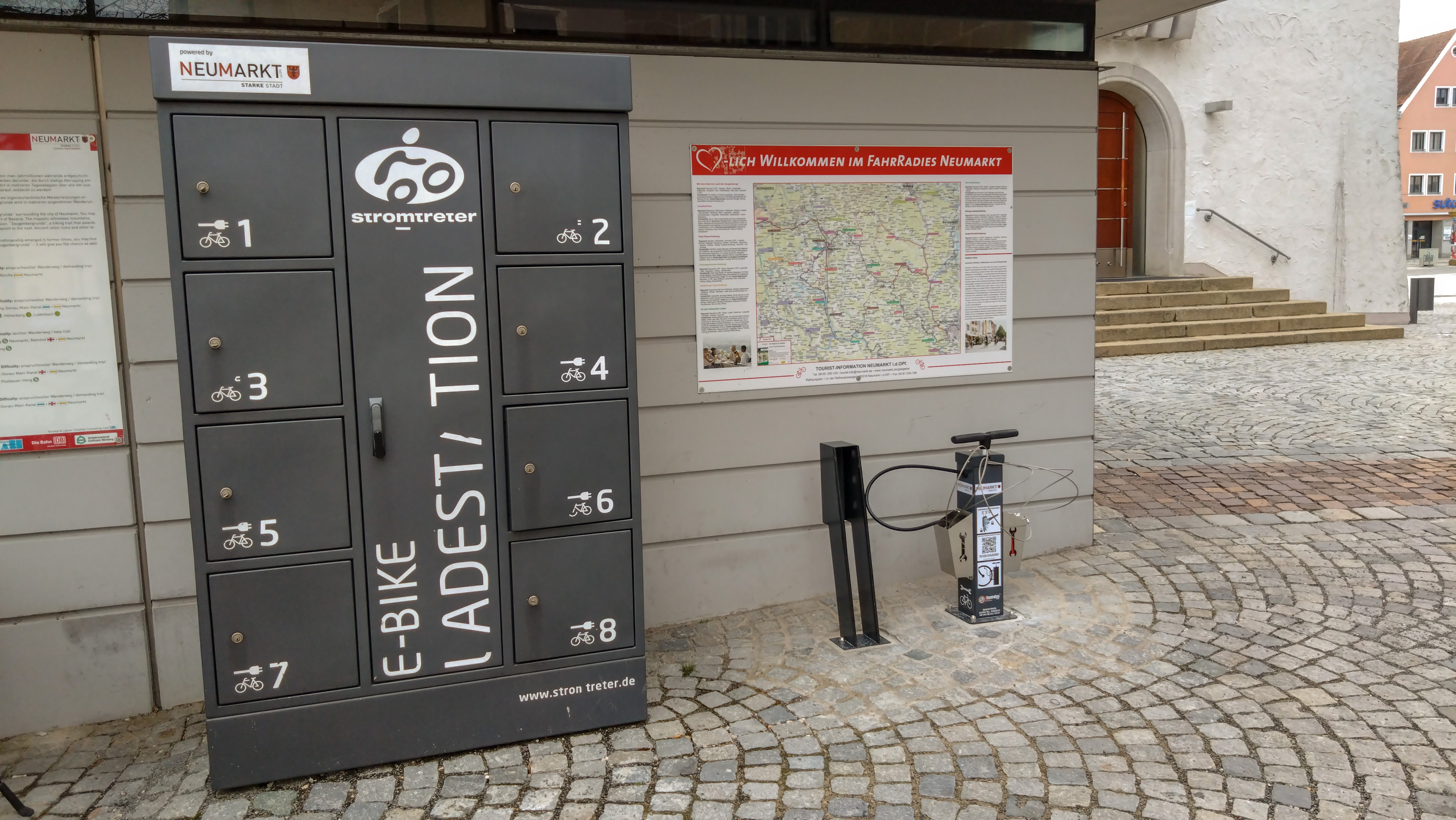 Neue Fahrrad-Service-Station und Fahrradbügel am Neumarkter Rathaus