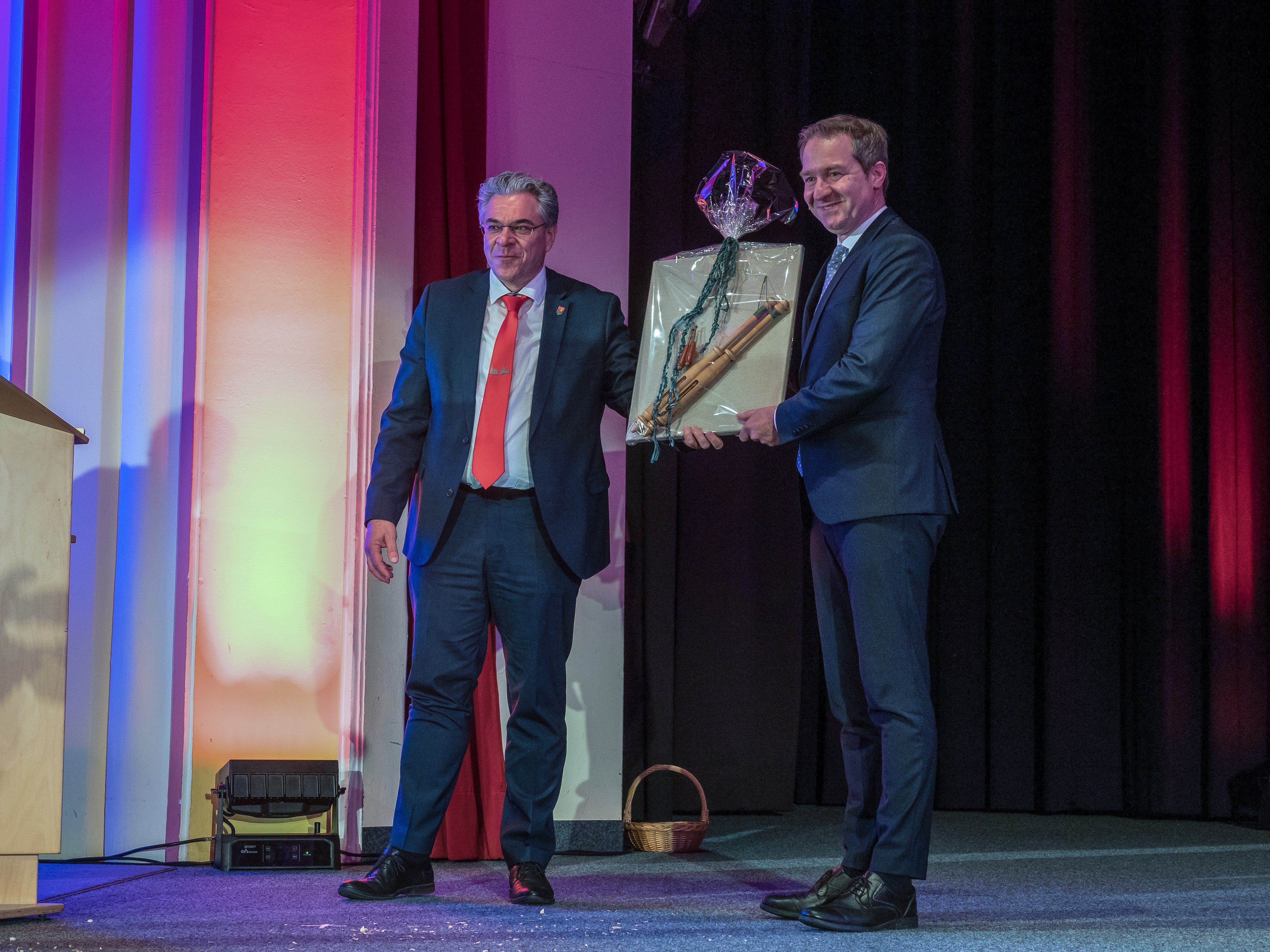 Oberbürgermeister Ruben Gerhart übergibt den Klöppel an Oberbürgermeister Markus Ochsenkühn.