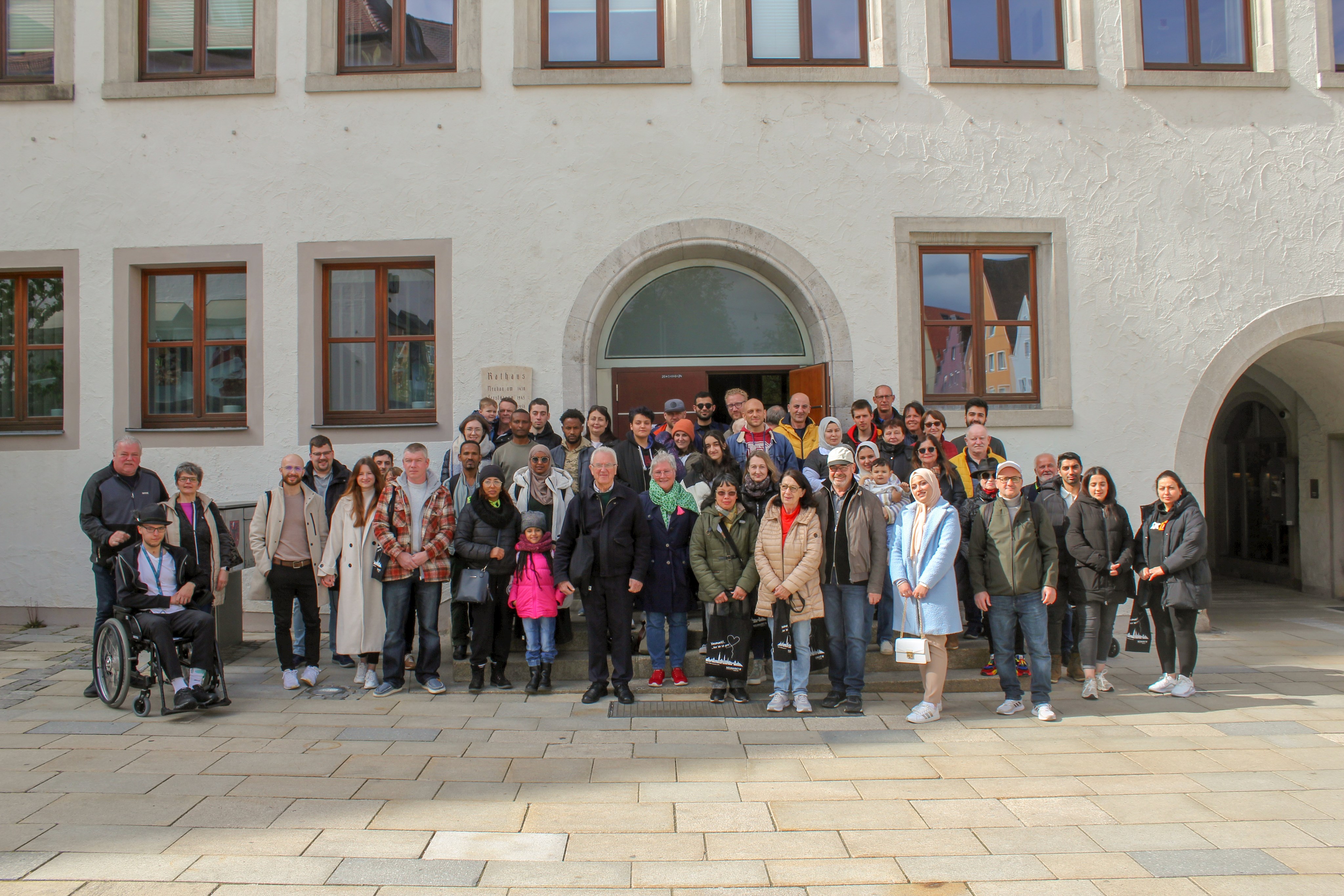 Neu-Neumarkter im Rathaus begrüßt. Foto: Christian Wild / Stadt Neumarkt