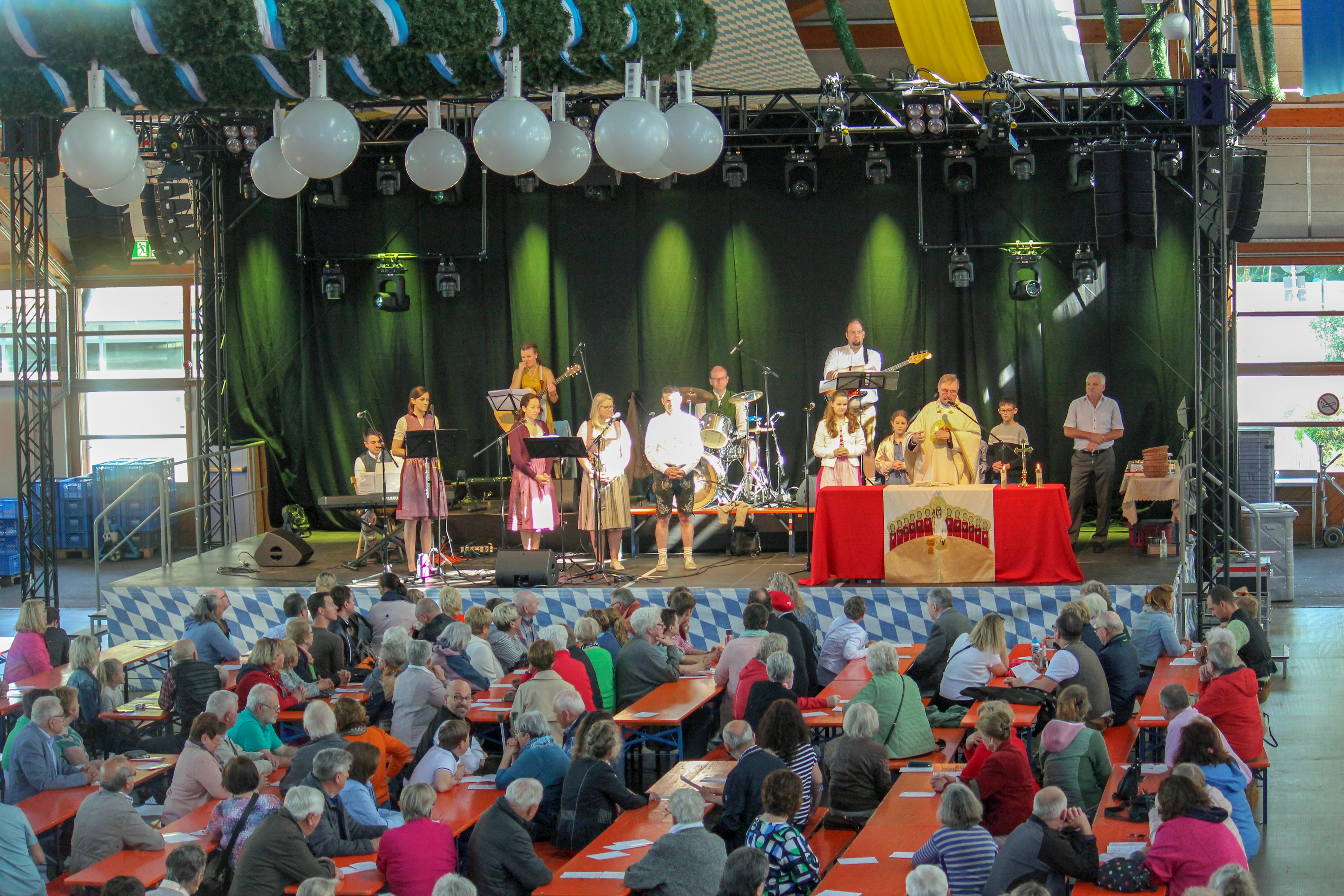 Zum Gottesdienst beim Frühlingsfest kamen erneut viele Gläubige